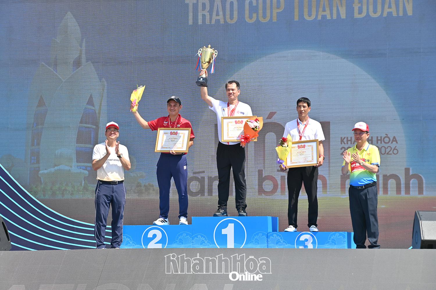 Đồng chí Nguyễn Long Biên-Ủy viên Ban Thường vụ Tỉnh ủy, Phó Chủ tịch Thường trực UBND tỉnh, đồng Trưởng Ban tổ chức trao giải toàn đoàn cho các đơn vị đạt thành tích xuất sắc.