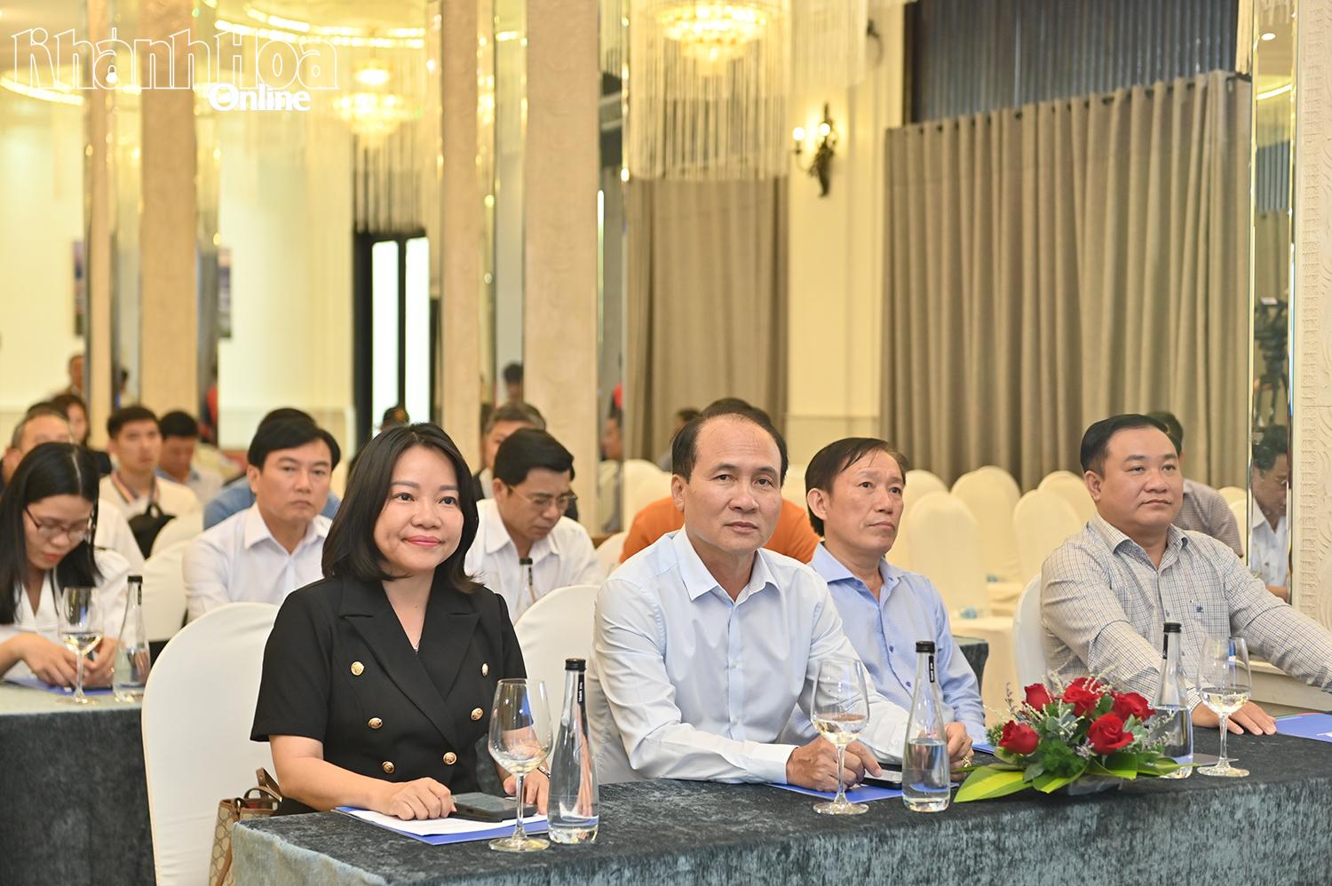 Các đại biểu dự họp báo.