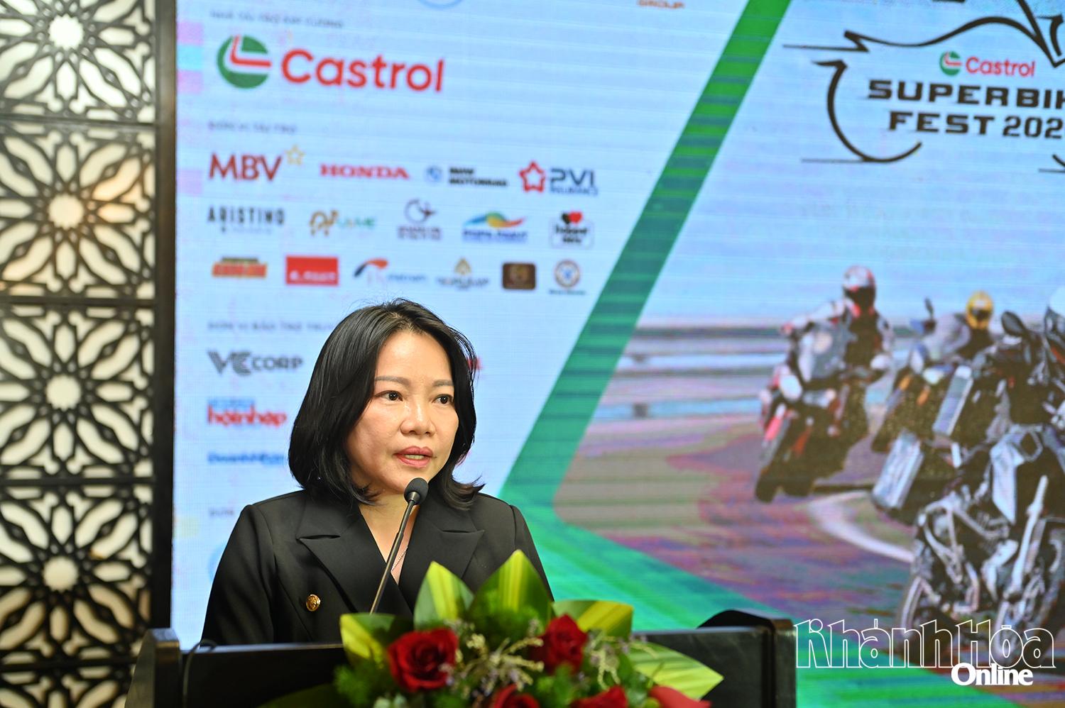 Bà Thái Thị Lệ Hằng-Giám đốc Báo và Phát thanh, Truyền hình Khánh Hòa phát biểu.