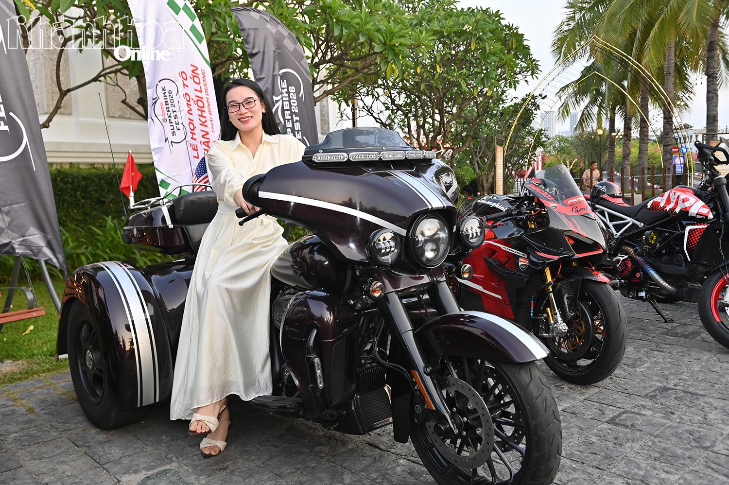 Một người hâm mộ mô tô phân khối lớn chụp ảnh lưu niệm.