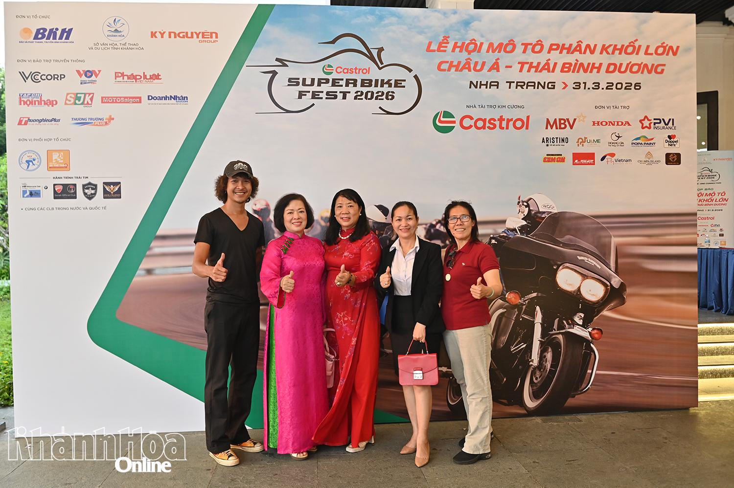 Các đại biểu chụp ảnh lưu niệm tại sự kiện họp báo.