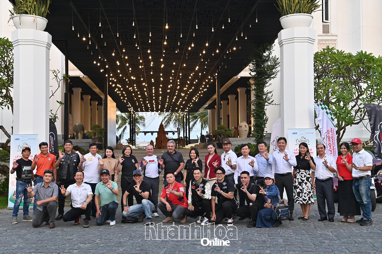 Ban tổ chức, các biker chụp ảnh lưu niệm tại buổi họp báo.