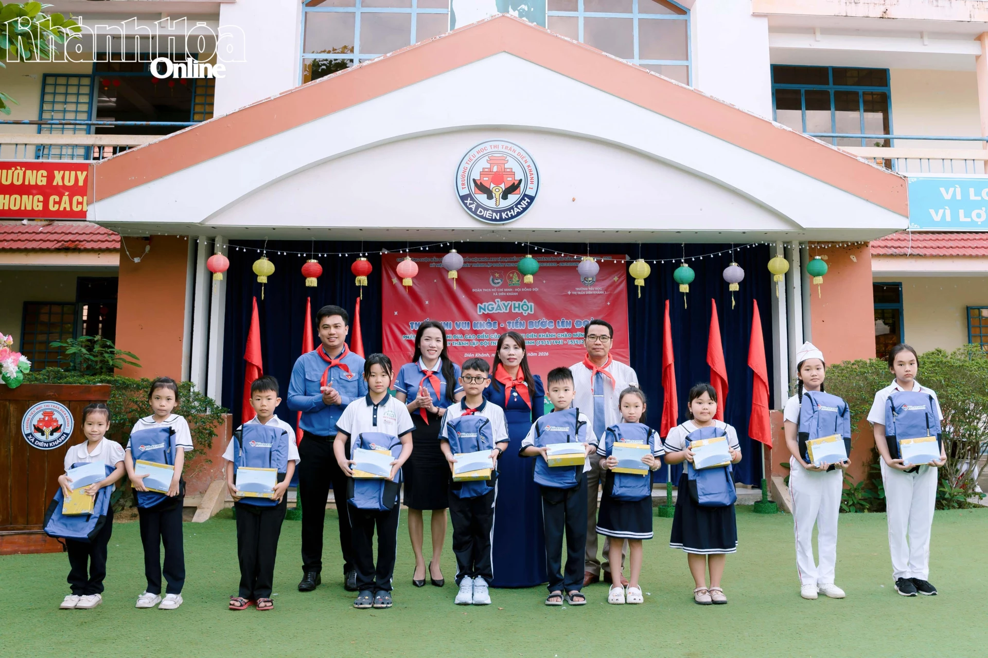 Đoàn Thanh niên - Hội đồng Đội xã Diên Khánh phối hợp trao quà cho học sinh khó khăn. Ảnh: VĨNH THÀNH
