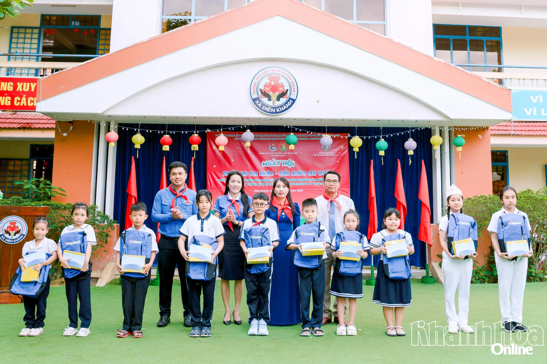Đoàn Thanh niên - Hội đồng Đội xã Diên Khánh 
cùng đơn vị tài trợ trao học bổng cho các thiếu nhi.