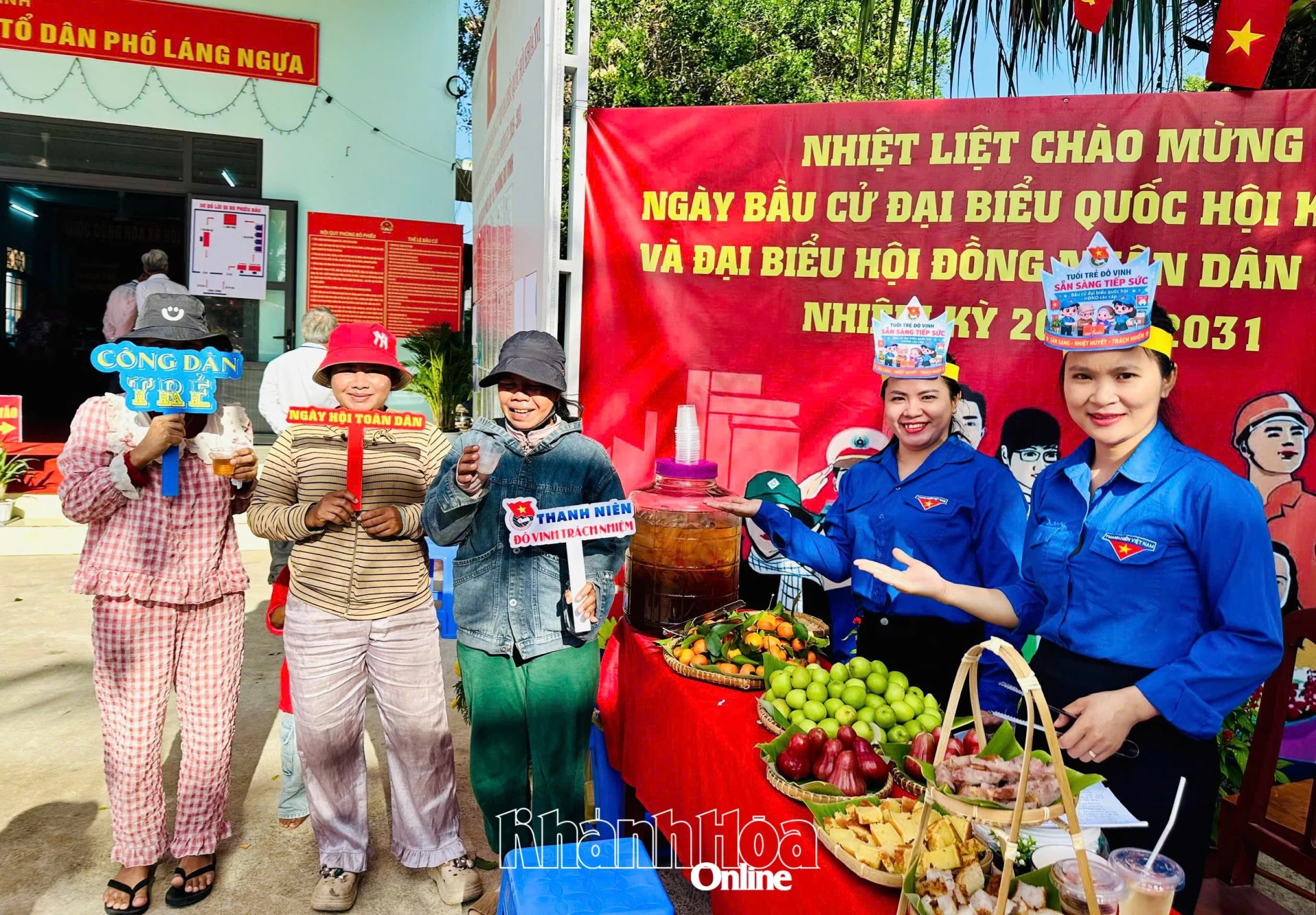 Đoàn phường Đô Vinh phục vụ miễn phí trái cây, bánh, nước miễn phí cho cử tri đi bầu cử.