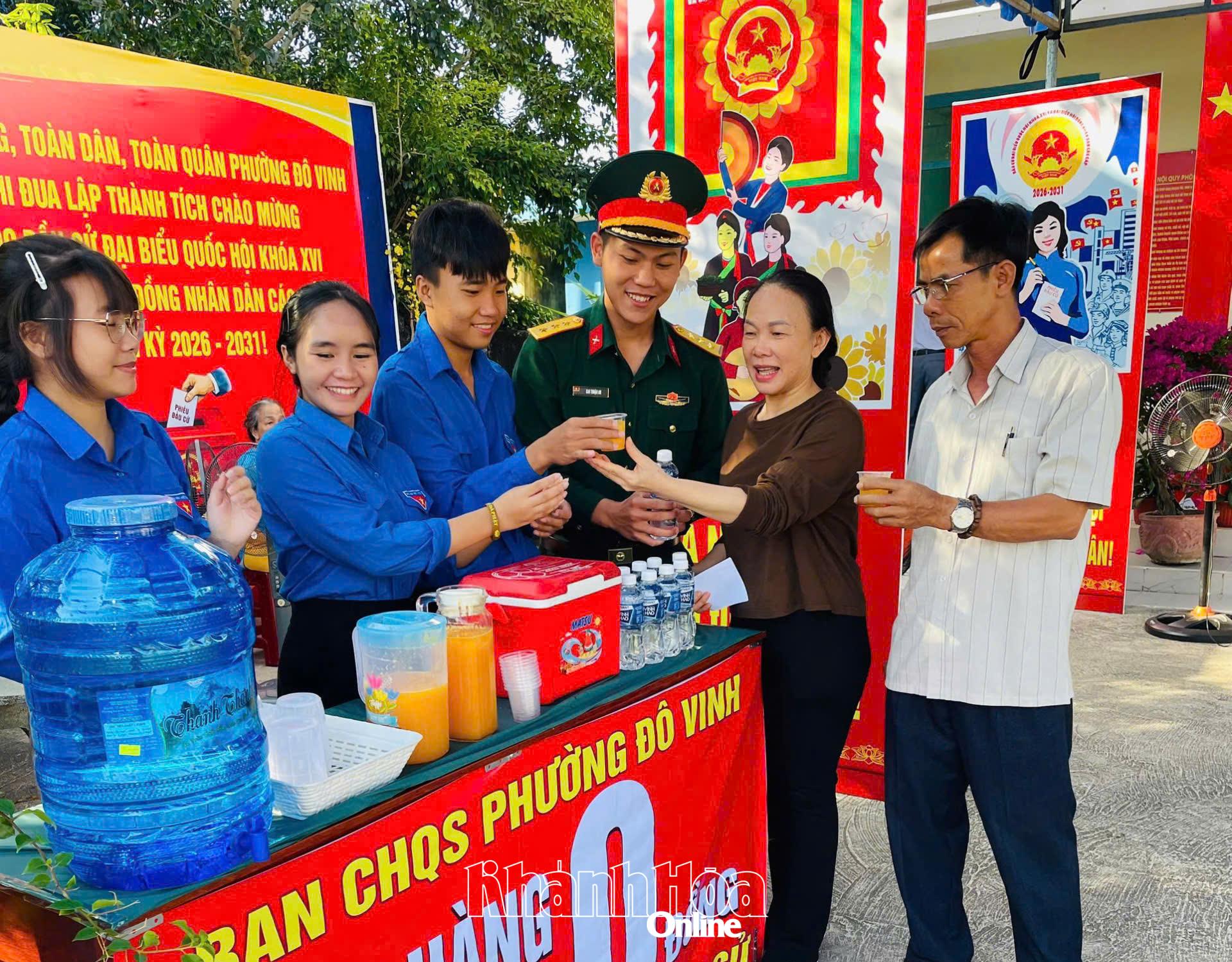 Gian hàng nước uống 0 đồng của Ban Chỉ huy Quân sự phường Đô Vinh.