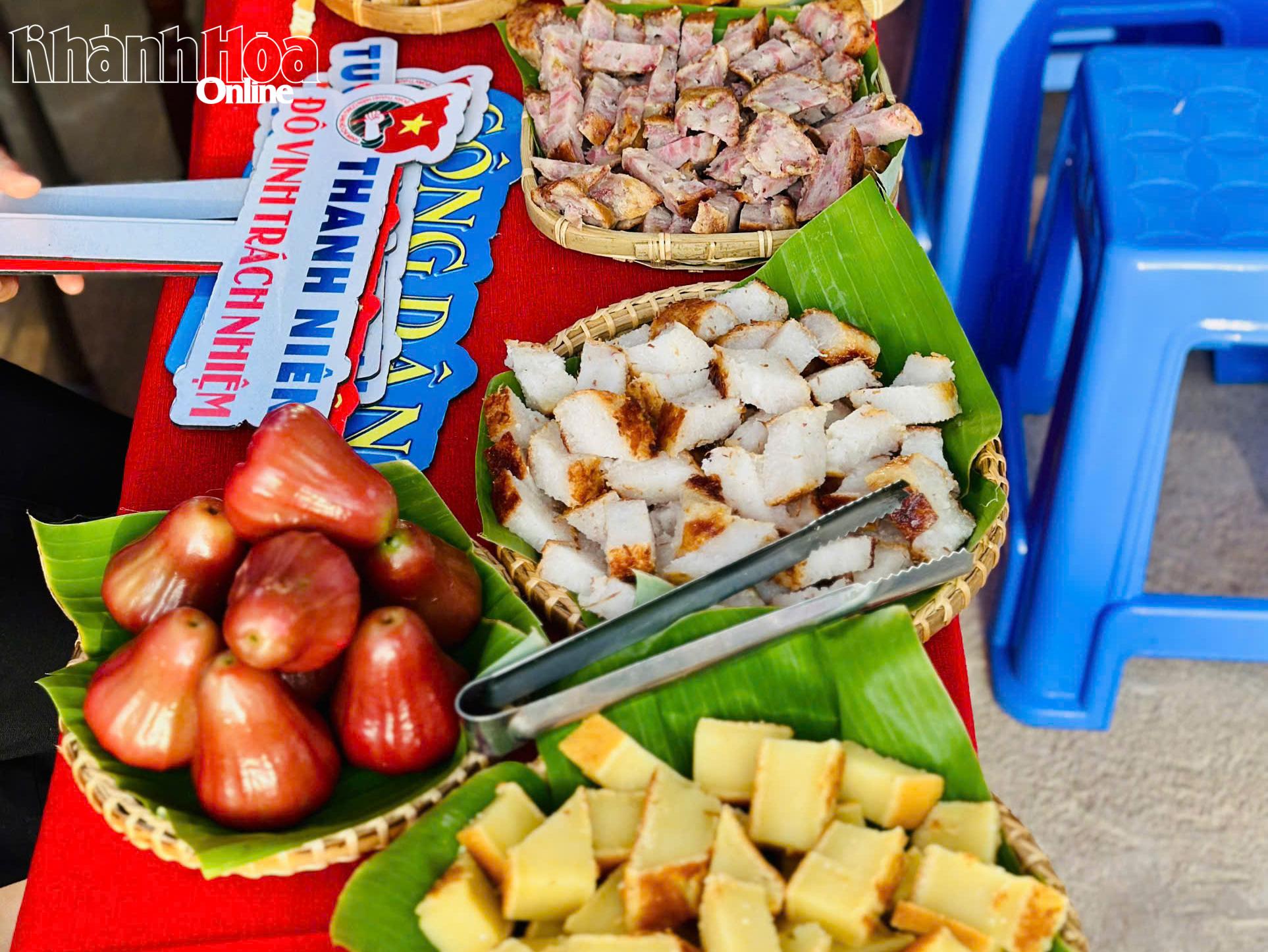 Các loại trái cây, bánh nước phục vụ miễn phí cử tri đi bỏ phiếu.