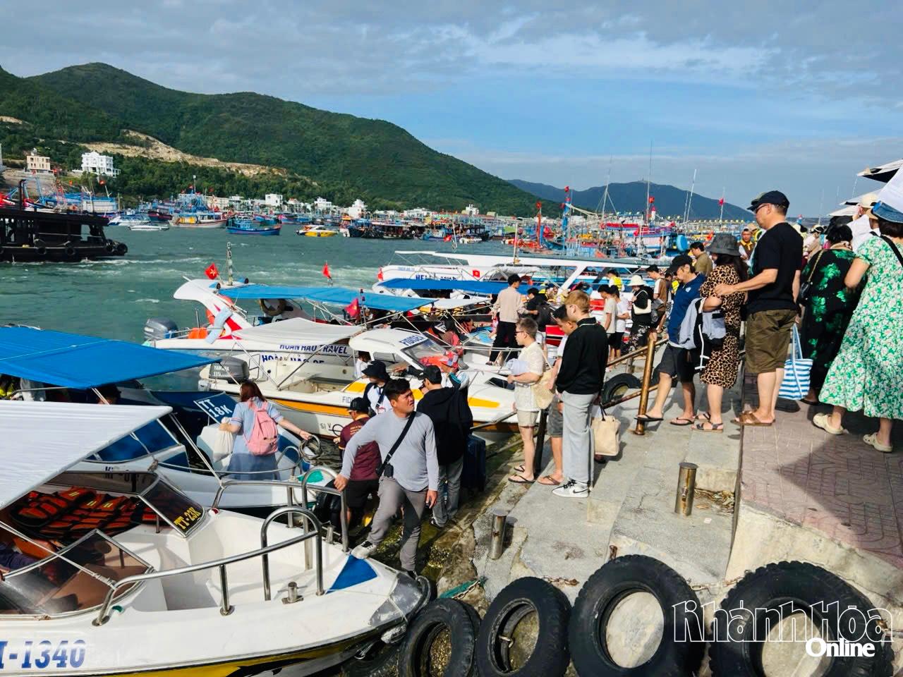 Khách đi tour tham quan vịnh Nha Trang.