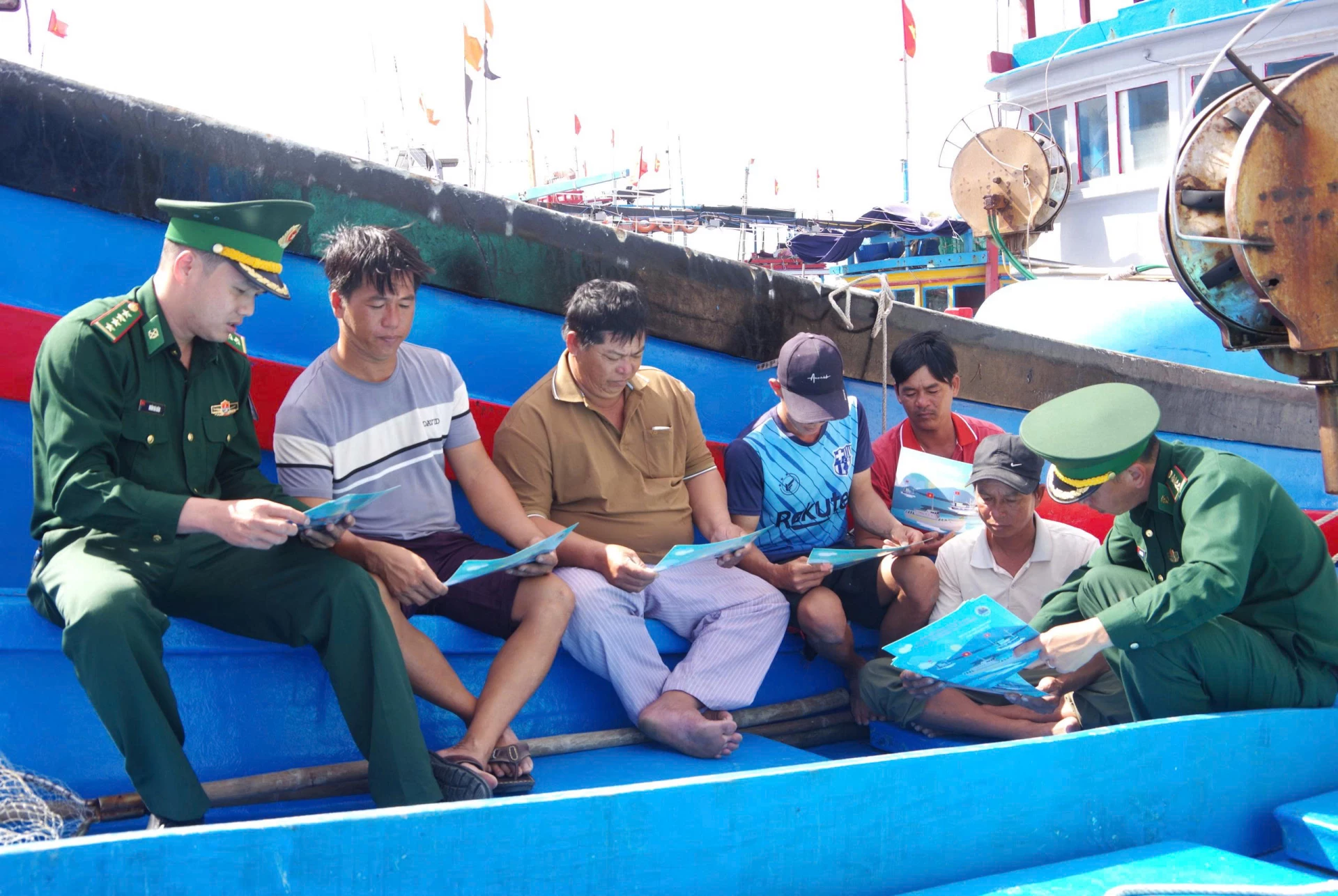 Cán bộ Đồn Biên phòng Đông Hải tuyên truyền cho ngư dân về chống khai thác IUU.