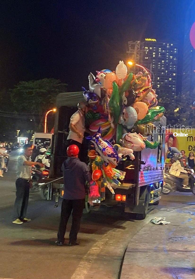 Lực lượng chức năng phường Nha Trang kiểm tra, xử lý các trường hợp lấn chiếm lòng đường để buôn bán.