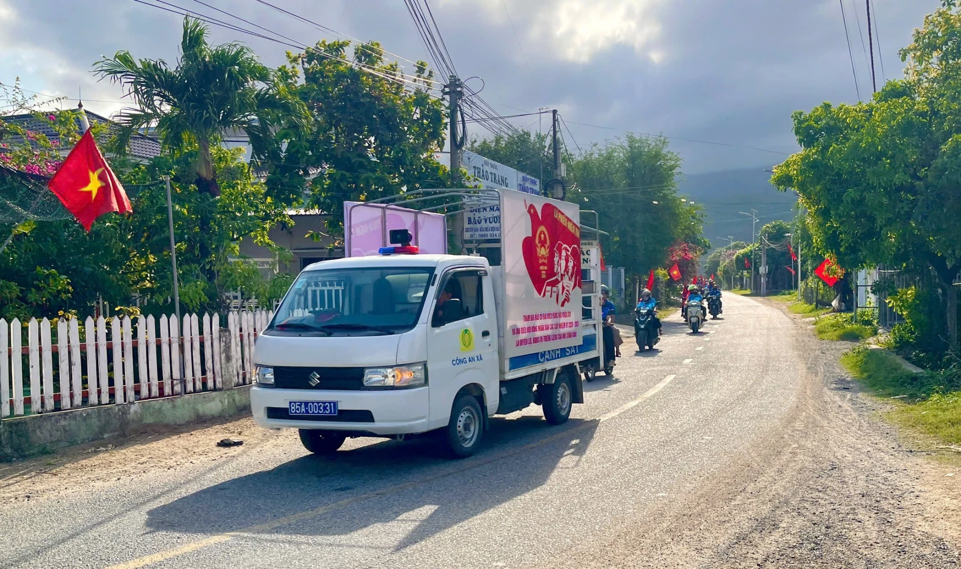 Đoàn tuyên truyền lưu động về bầu cử di chuyển trên các tuyến đường nội thôn.