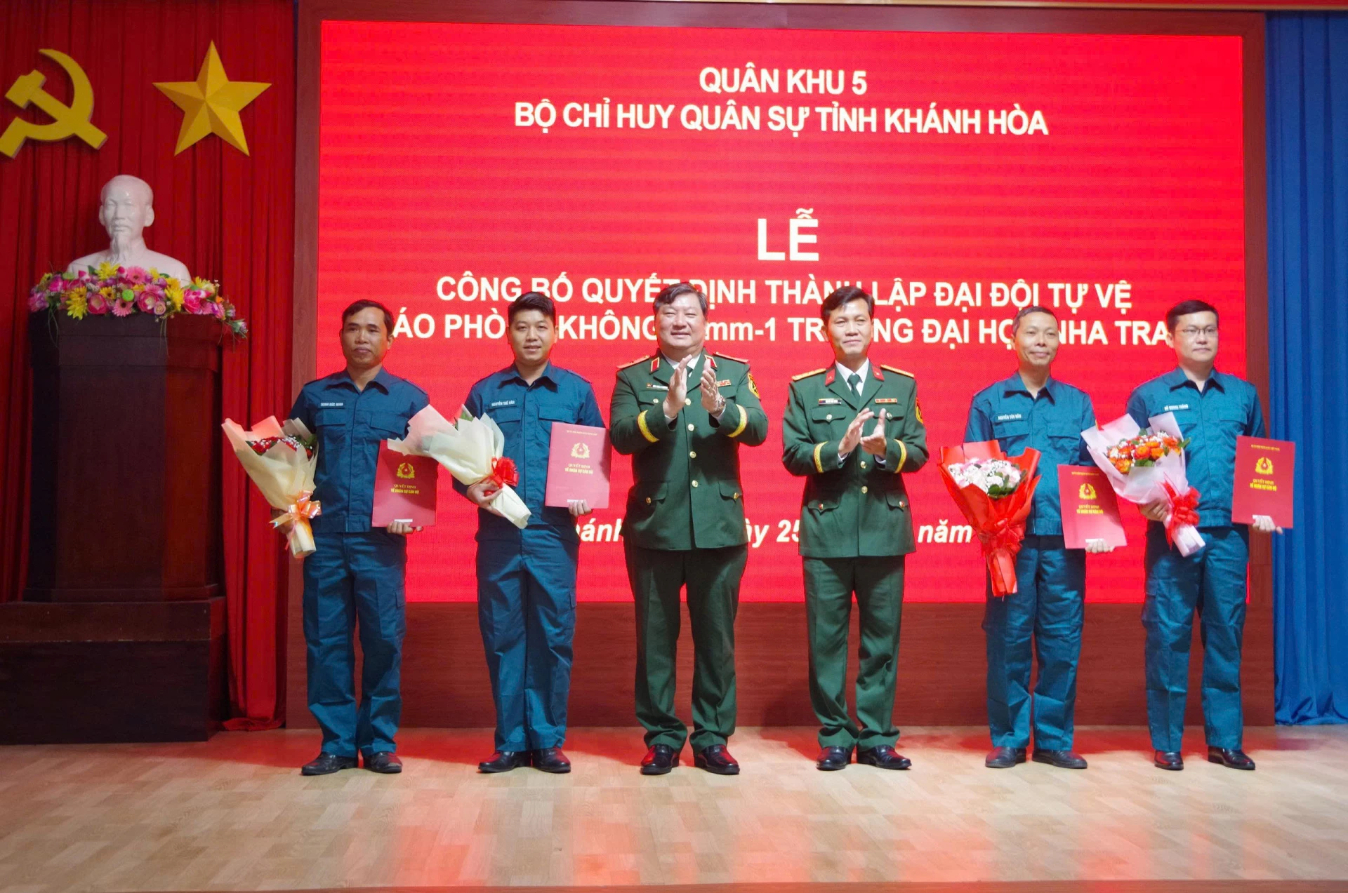 Lãnh đạo Quân khu 5 và Bộ Chỉ huy Quân sự tỉnh Khánh Hòa trao các quyết định tại buổi lễ.