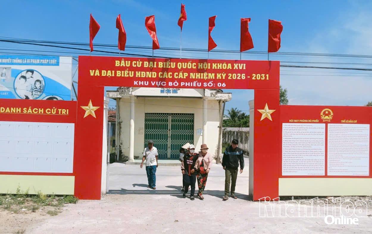 Khu vực bỏ phiếu thôn Buôn Lác (xã Tây Ninh Hòa) được trang trí bắt mắt.