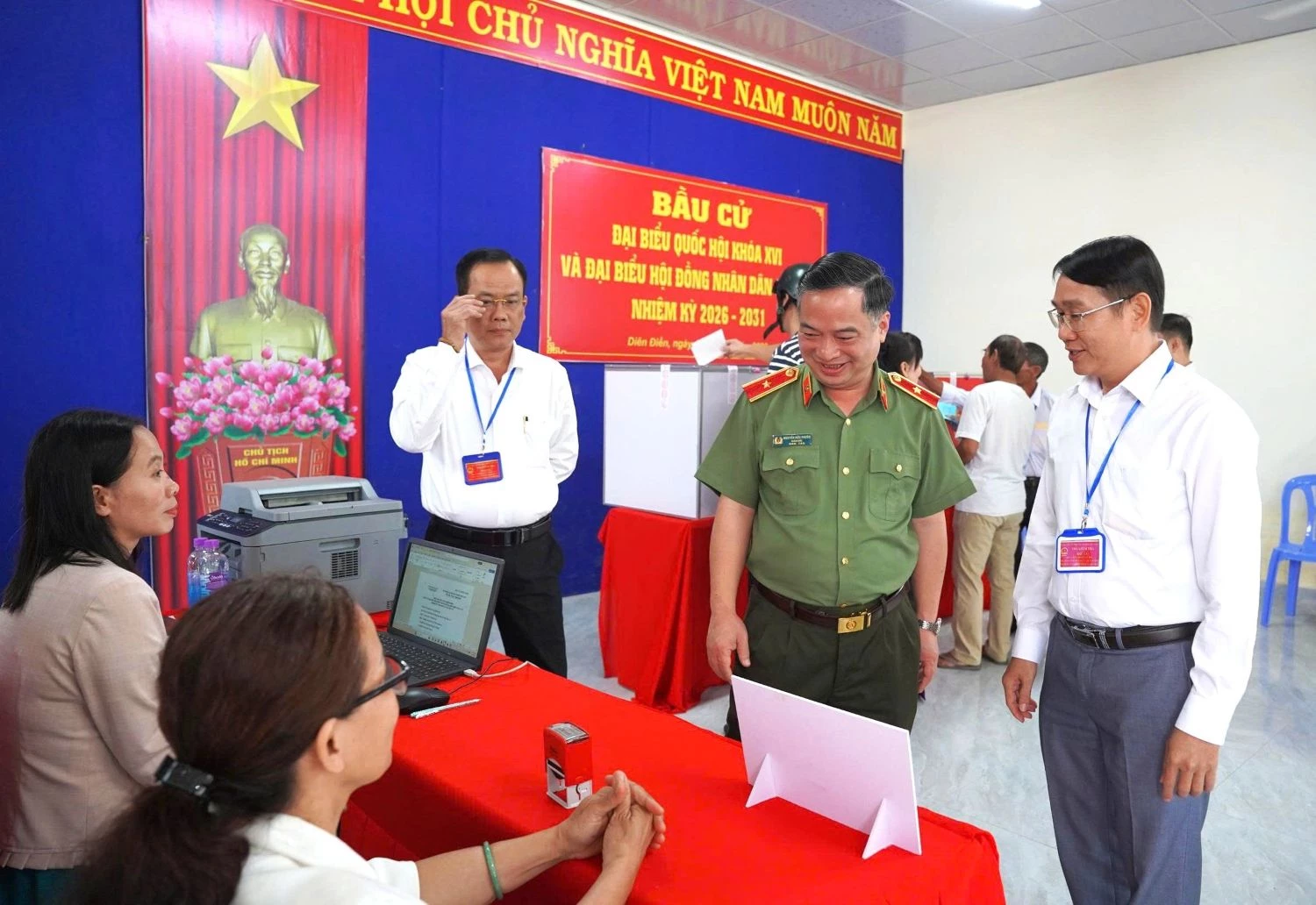 Thiếu tướng Nguyễn Hữu Phước kiểm tra tại Khu vực bỏ phiếu số 14 (xã Diên Điền).