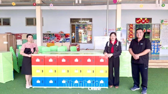 Tổ chức  Saigon Children’s Charity CIO  trao các thiết bị cho một số trường học