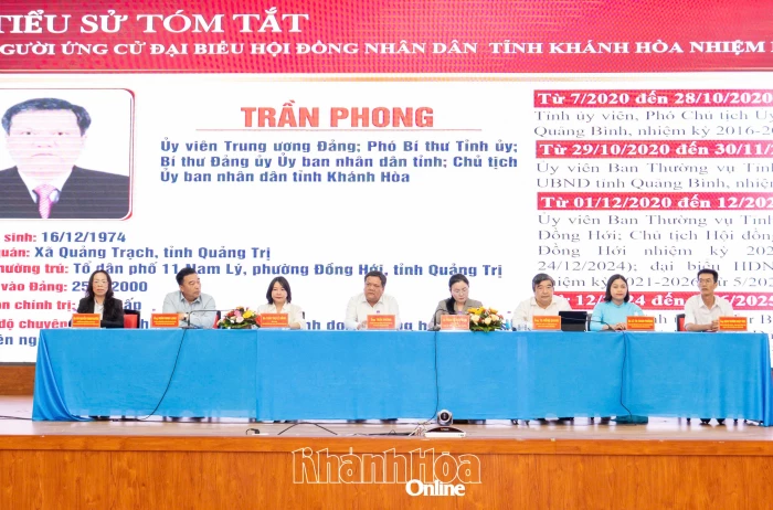 Chủ tịch UBND tỉnh Khánh Hòa Trần Phong và người ứng cử đại biểu HĐND tỉnh tiếp xúc cử tri Đơn vị bầu cử số 7