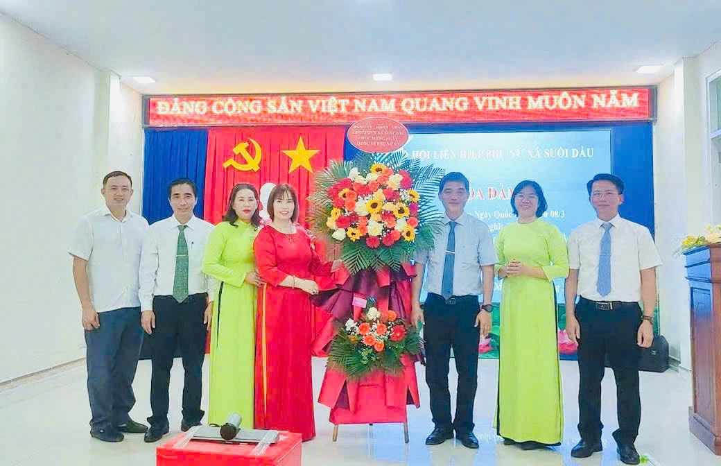 Lãnh đạo xã Suối Dầu tặng hoa chúc mừng Hội Liên hiệp Phụ nữ xã.