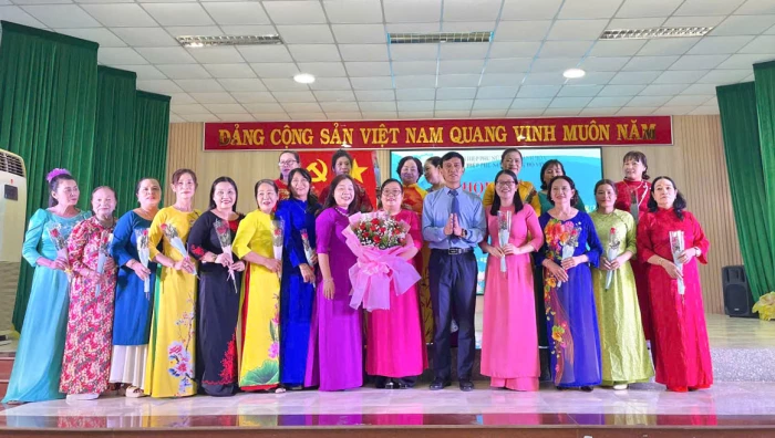 Hội Liên hiệp Phụ nữ phường Đô Vinh tổ chức trình diễn áo dài