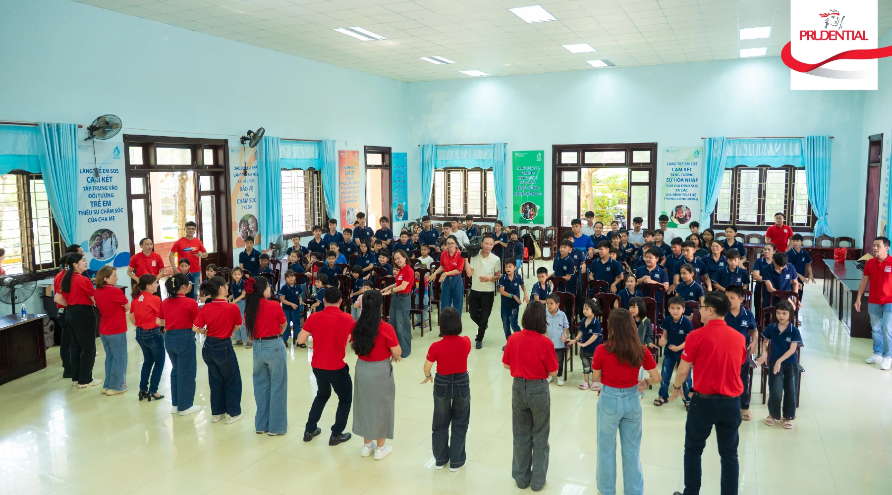 Các tình nguyện viên Prudential Việt Nam tham gia giao lưu tại SOS Đà Nẵng.