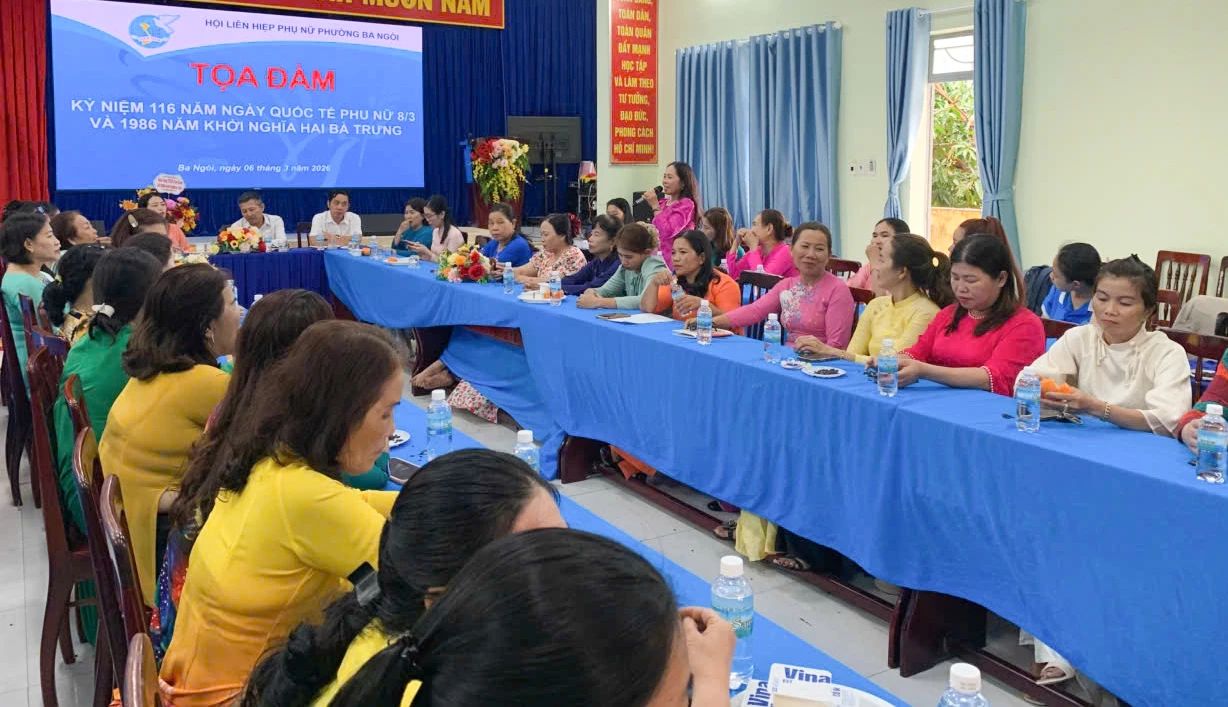 Cán bộ, hội viên phụ nữ tham gia tọa đàm.