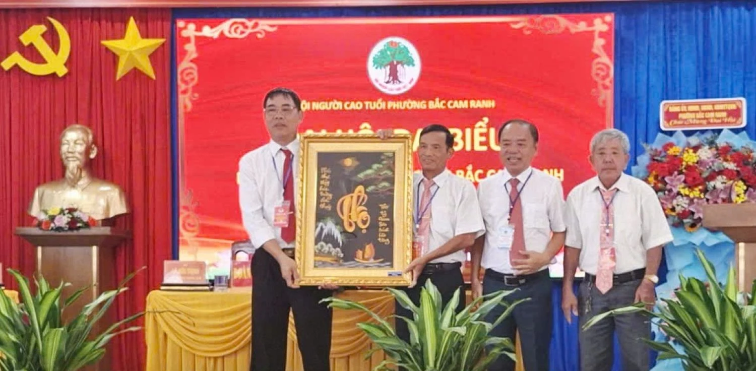 Lãnh đạo Hội Người cao tuổi tỉnh tặng bức tranh chúc mừng đại hội.