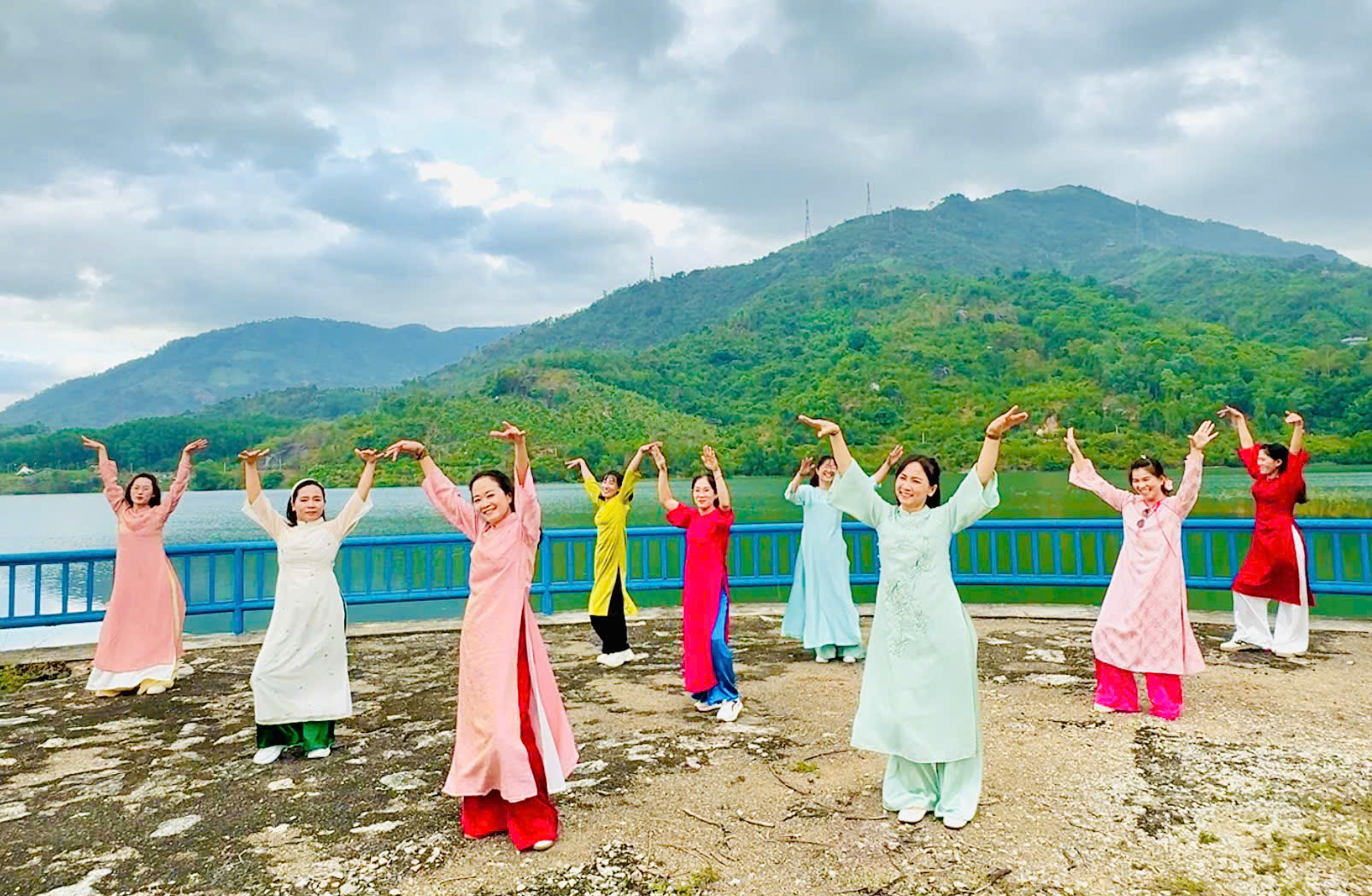 Phụ nữ xã Suối Dầu biểu diễn dân vũ tại khu vực hồ Suối Dầu.