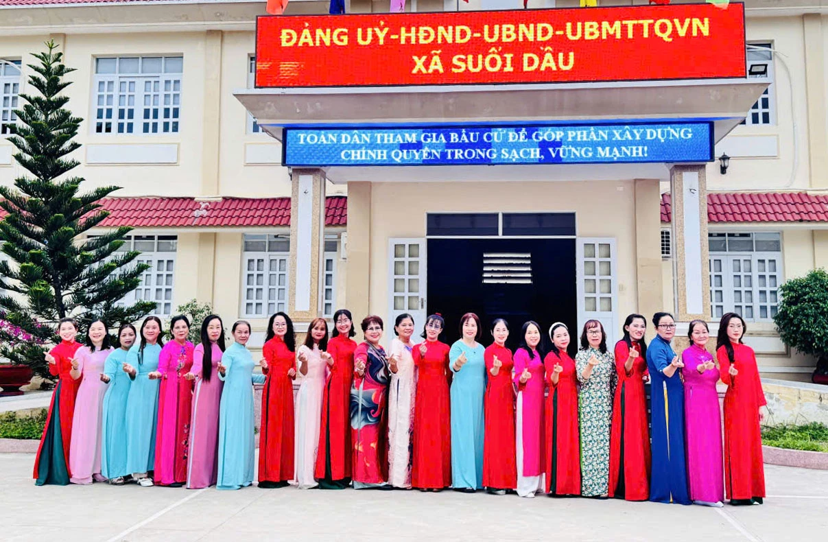 Cán bộ, hội viên phụ nữ xã chụp hình hưởng ứng Tuần lễ Áo dài.