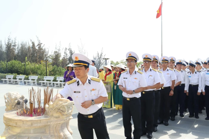 Học viện Hải quân dâng hương tại Khu tưởng niệm chiến sĩ Gạc Ma