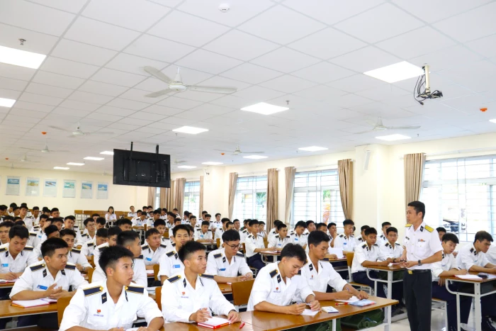 Học viện Hải quân bồi dưỡng lý luận chính trị cho đảng viên mới và đối tượng kết nạp Đảng