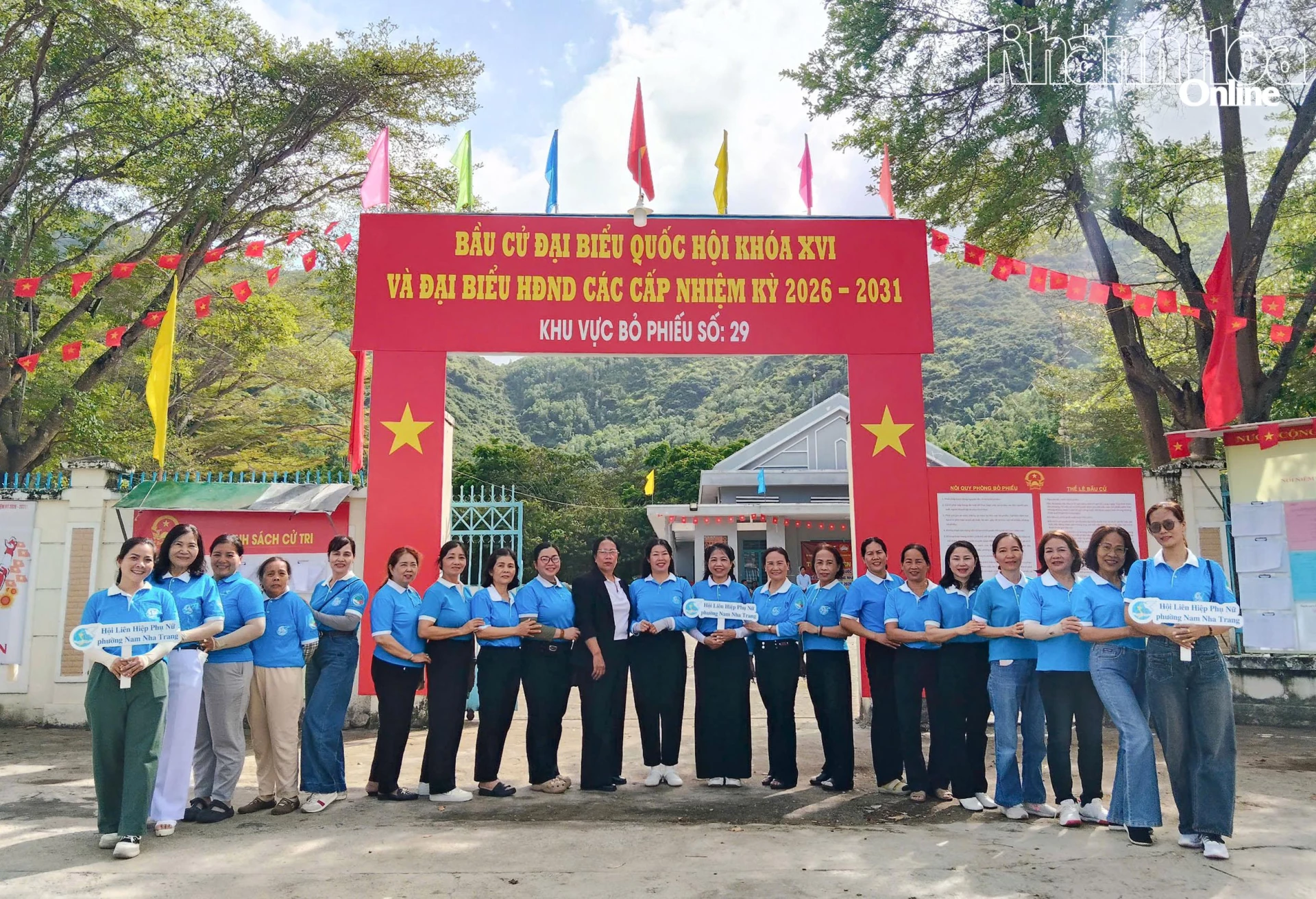 Hội Liên hiệp Phụ nữ phường tuyên tuyền tại các khu vực bỏ phiếu.