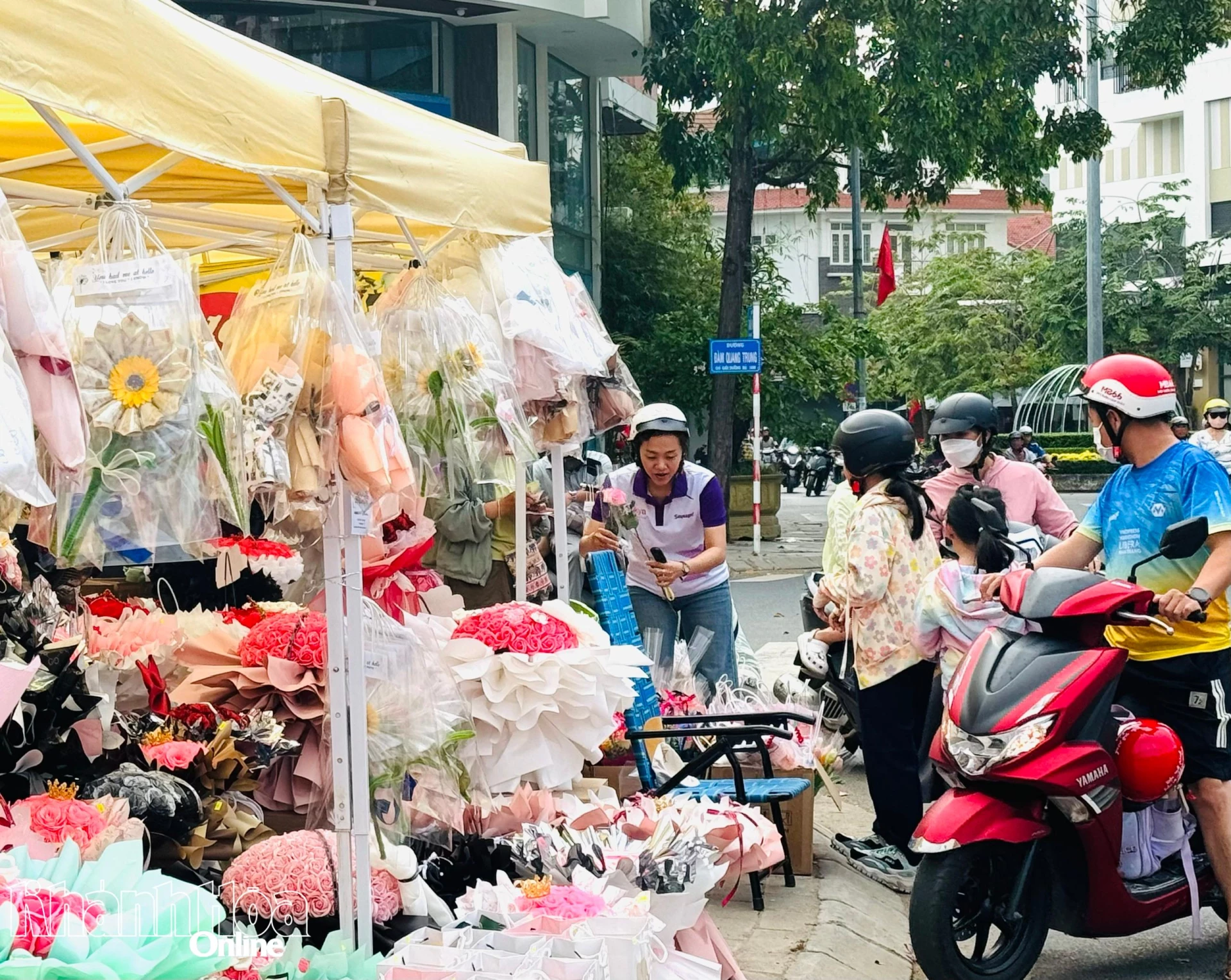 Hoa sáp và hoa giấy lụa được nhiều người quan tâm.