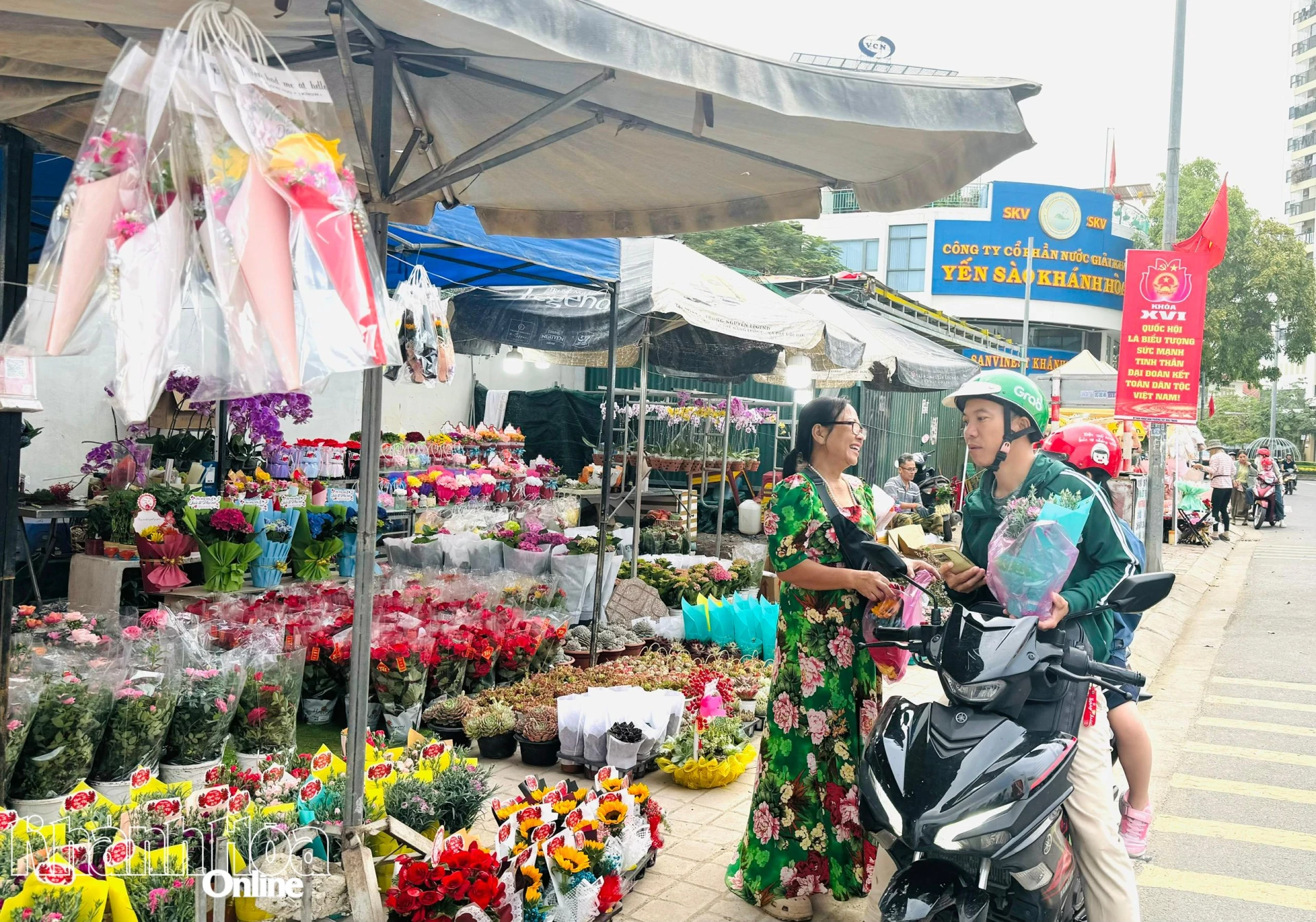 Hoa tươi là món quà ý nghĩa cho ngày 8-3.