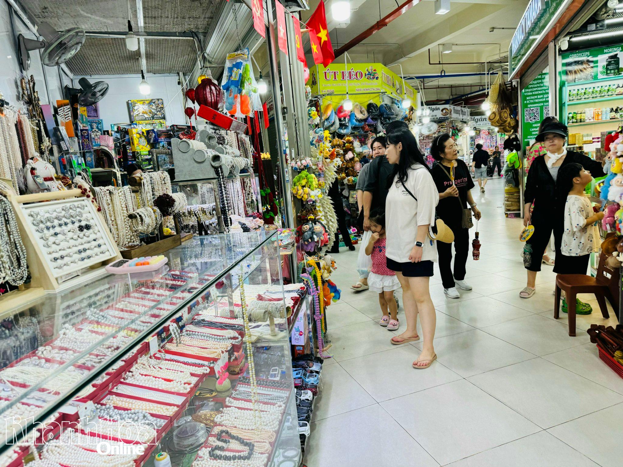 Hoạt động kinh doanh tại Chợ Đầm.