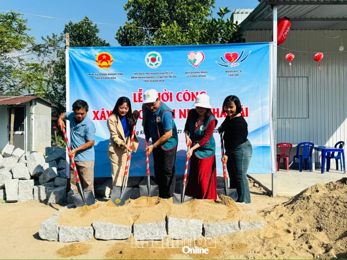 Xây dựng nhà nhân ái cho hộ nghèo xã Trung Khánh Vĩnh