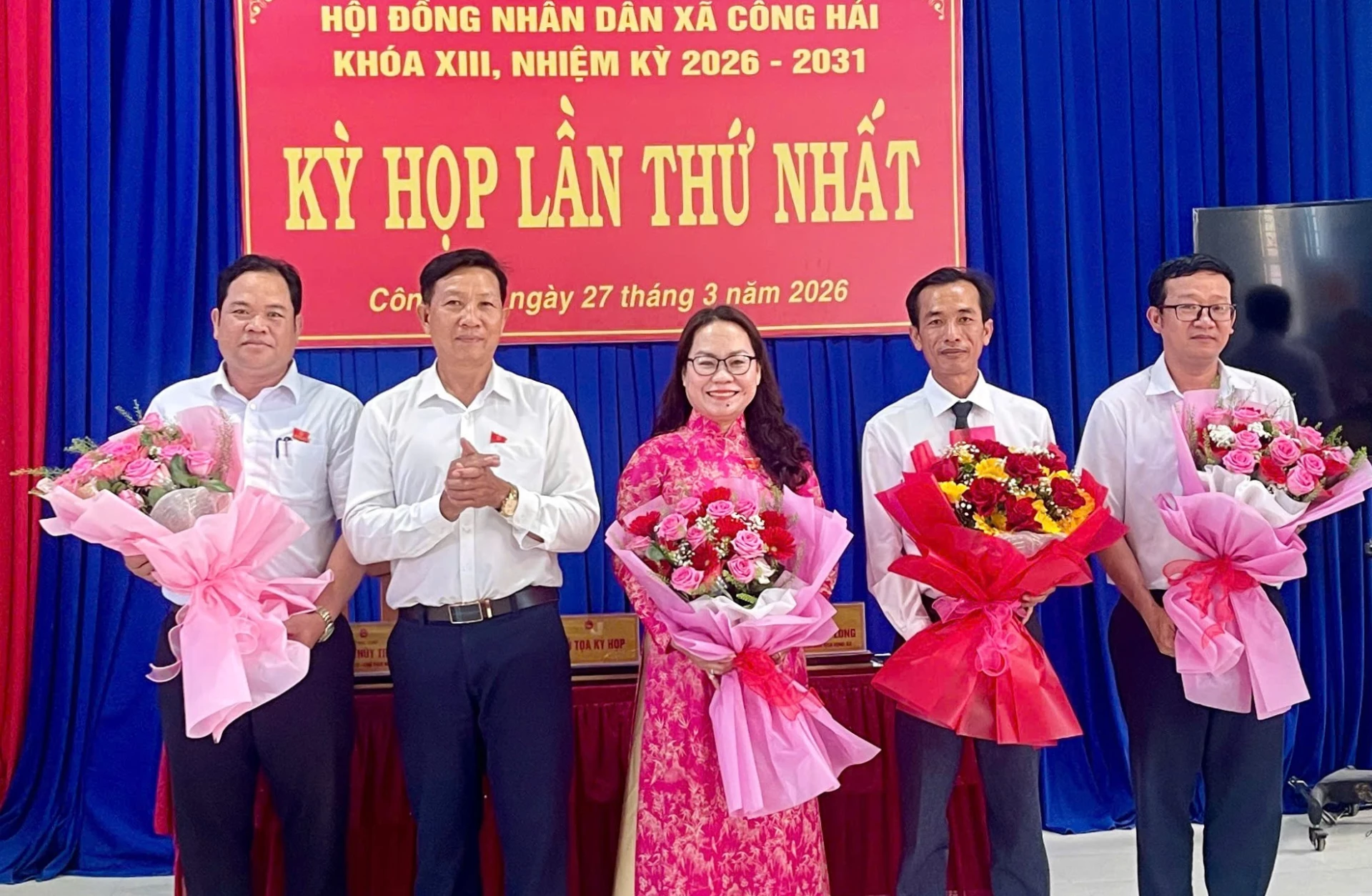 Lãnh đạo UBND xã Công Hải ra mắt tại kỳ họp.