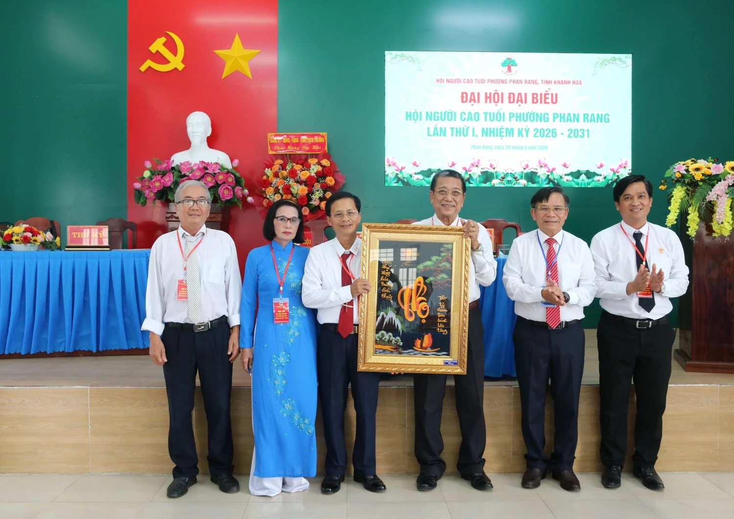 Lãnh đạo Hội Người cao tuổi tỉnh tặng bức tranh chúc mừng đại hội.