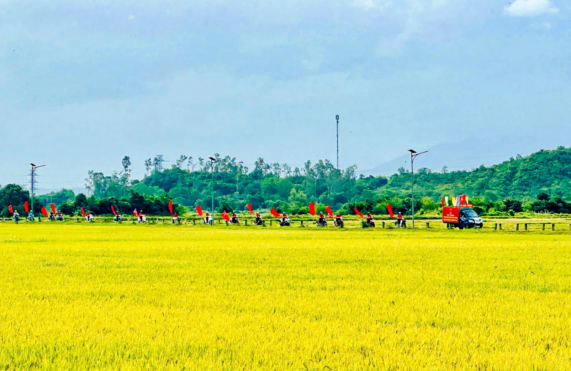 Hội Nông dân xã Vạn Thắng phối hợp tổ chức diễu hành tuyên truyền lưu động về bầu cử.