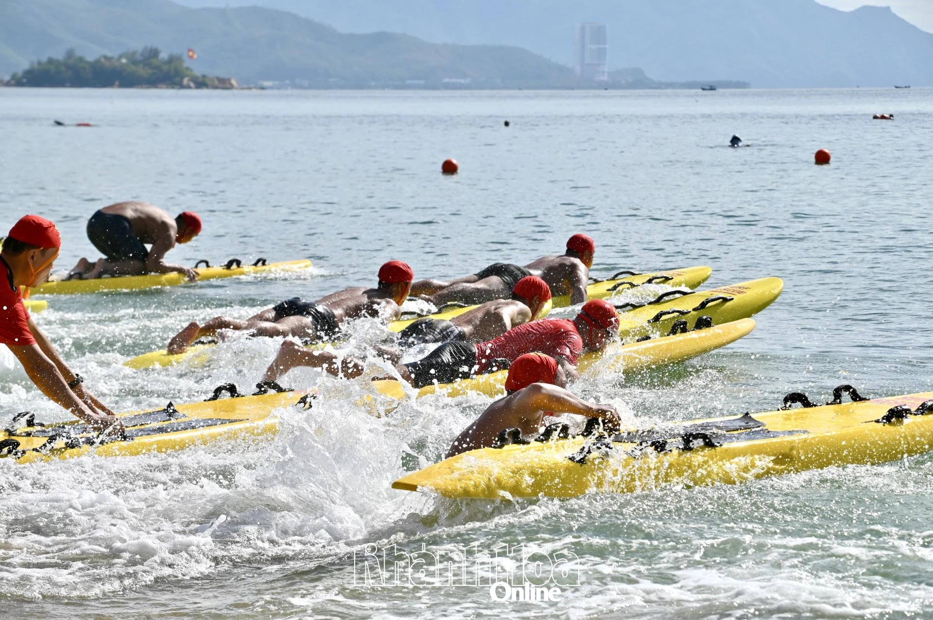 Sôi nổi hội thi cứu hộ bãi biển.