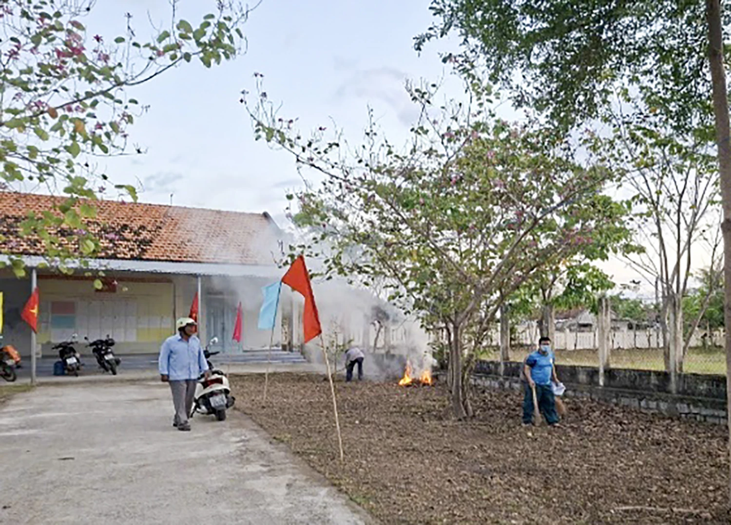 Hội viên nông dân xã Vạn Ninh ra quân dọn vệ sinh môi trường chào mừng cuộc bầu cử.