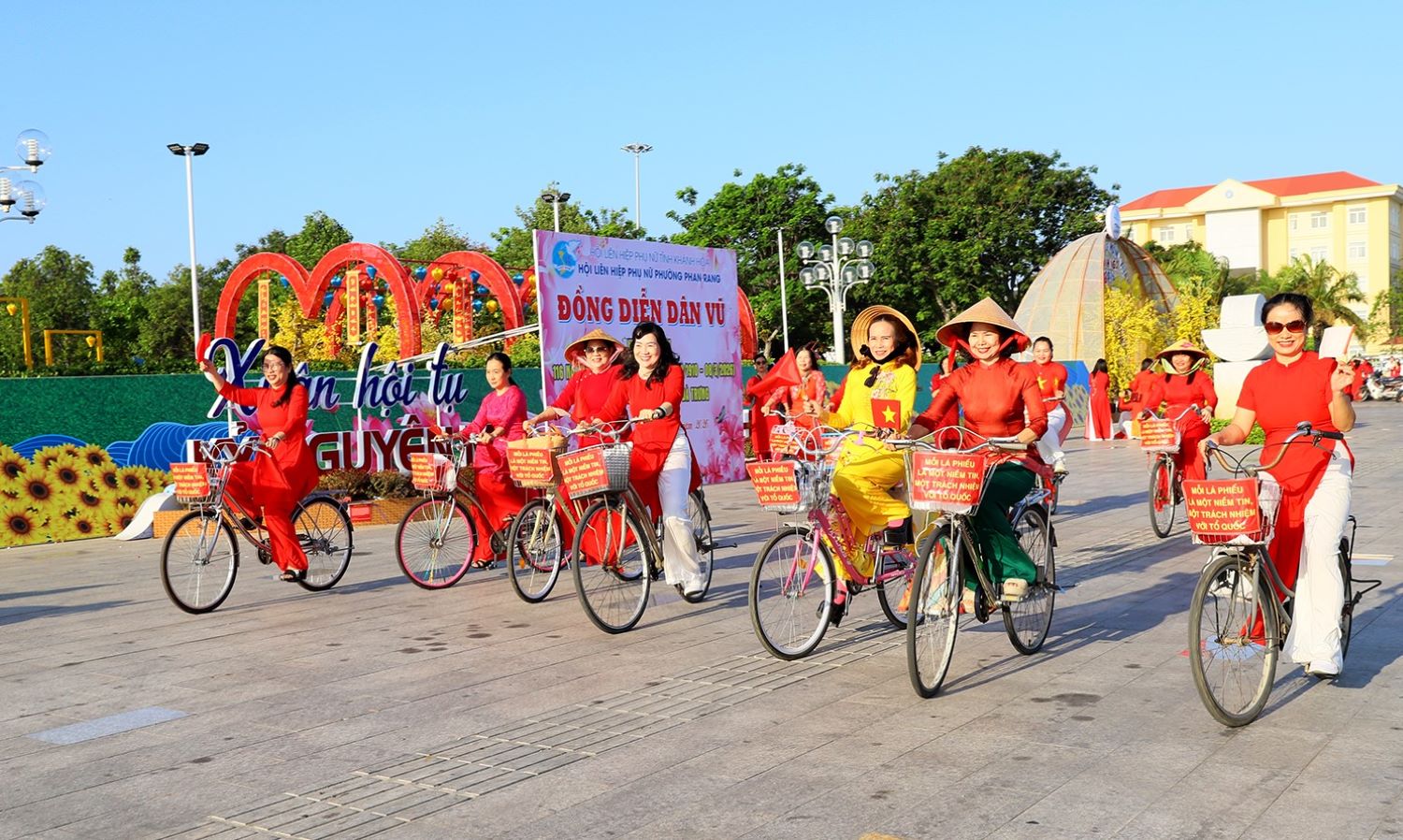 Phụ nữ phường Phan Rang tham gia diễu hành bằng xe đạp.