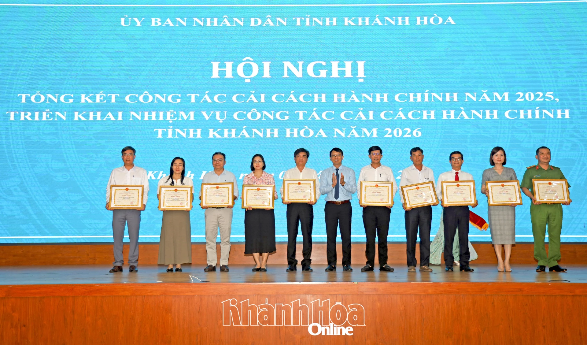 Các tập thể được nhận bằng khen.