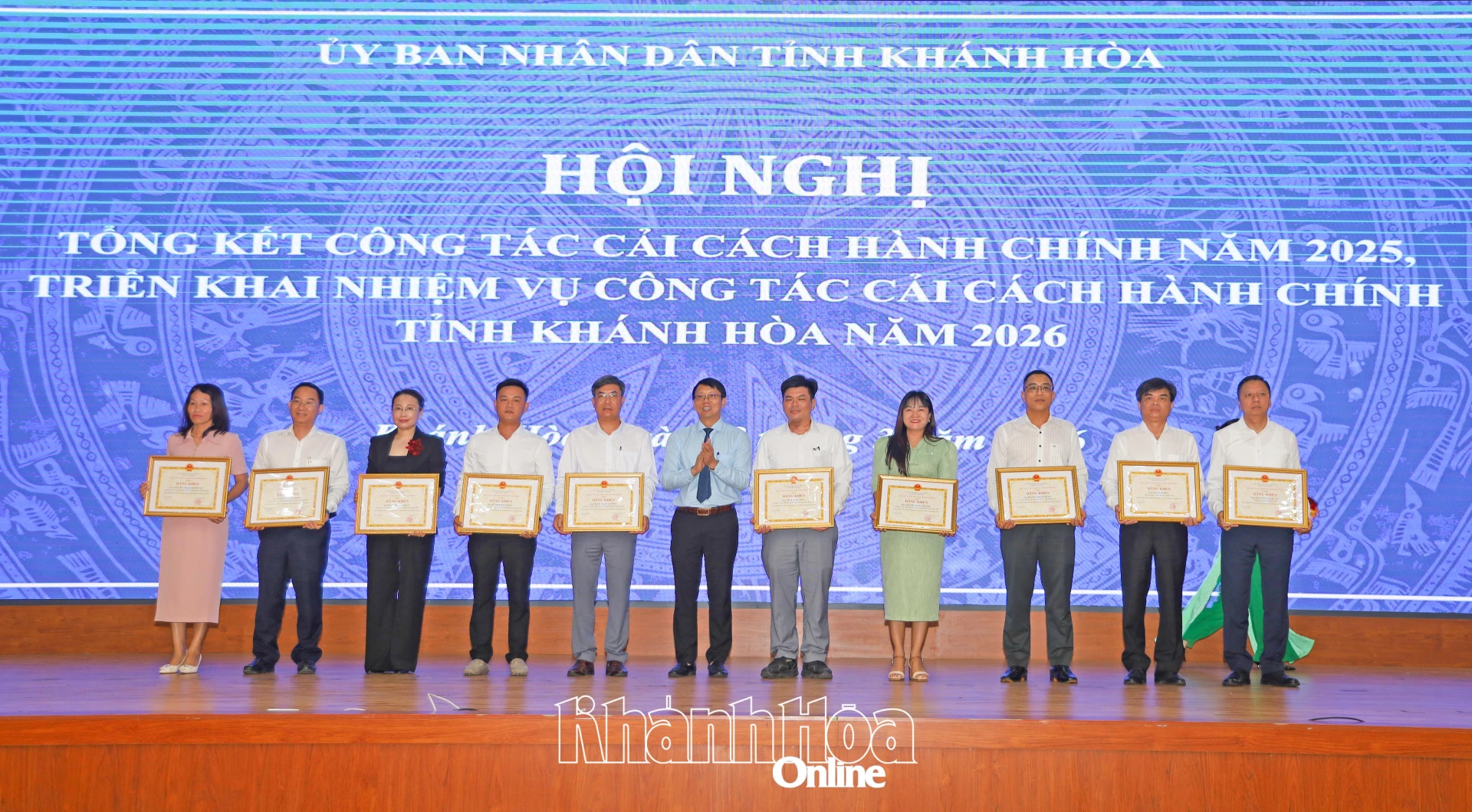 Phó Chủ tịch UBND tỉnh Nguyễn Thanh Hà trao bằng khen cho các cá nhân.