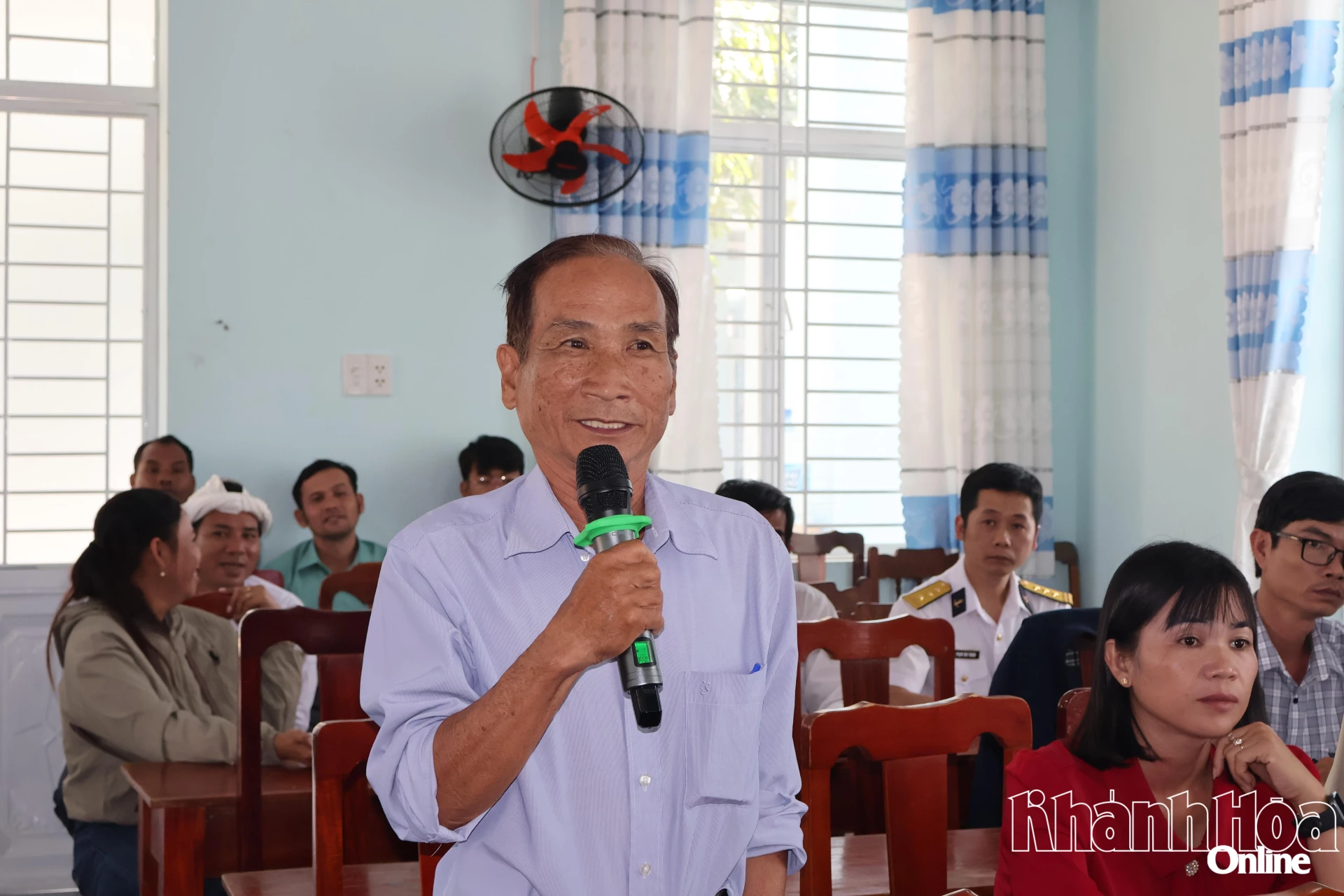 Cử tri phát biểu ý kiến đóng góp tại hội nghị.