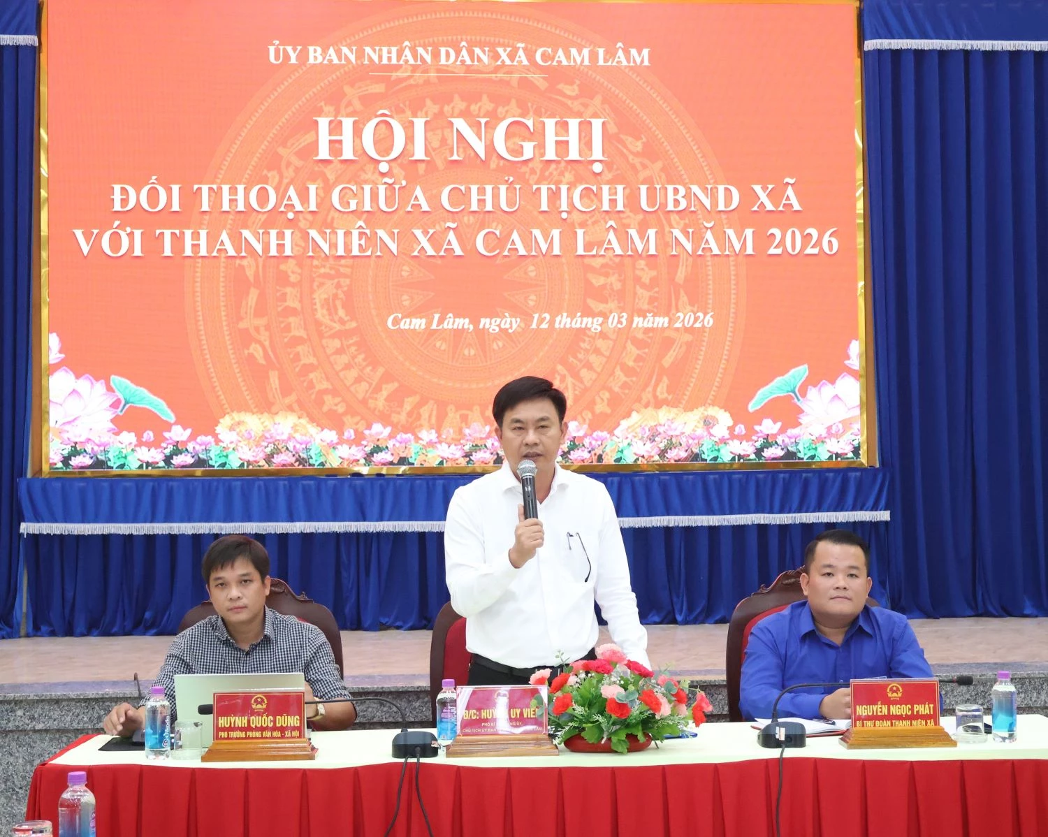 Ông Huỳnh Uy Viễn - Phó Bí thư Đảng ủy, Chủ tịch UBND xã Cam Lâm đối thoại trực tiếp với thanh niên.