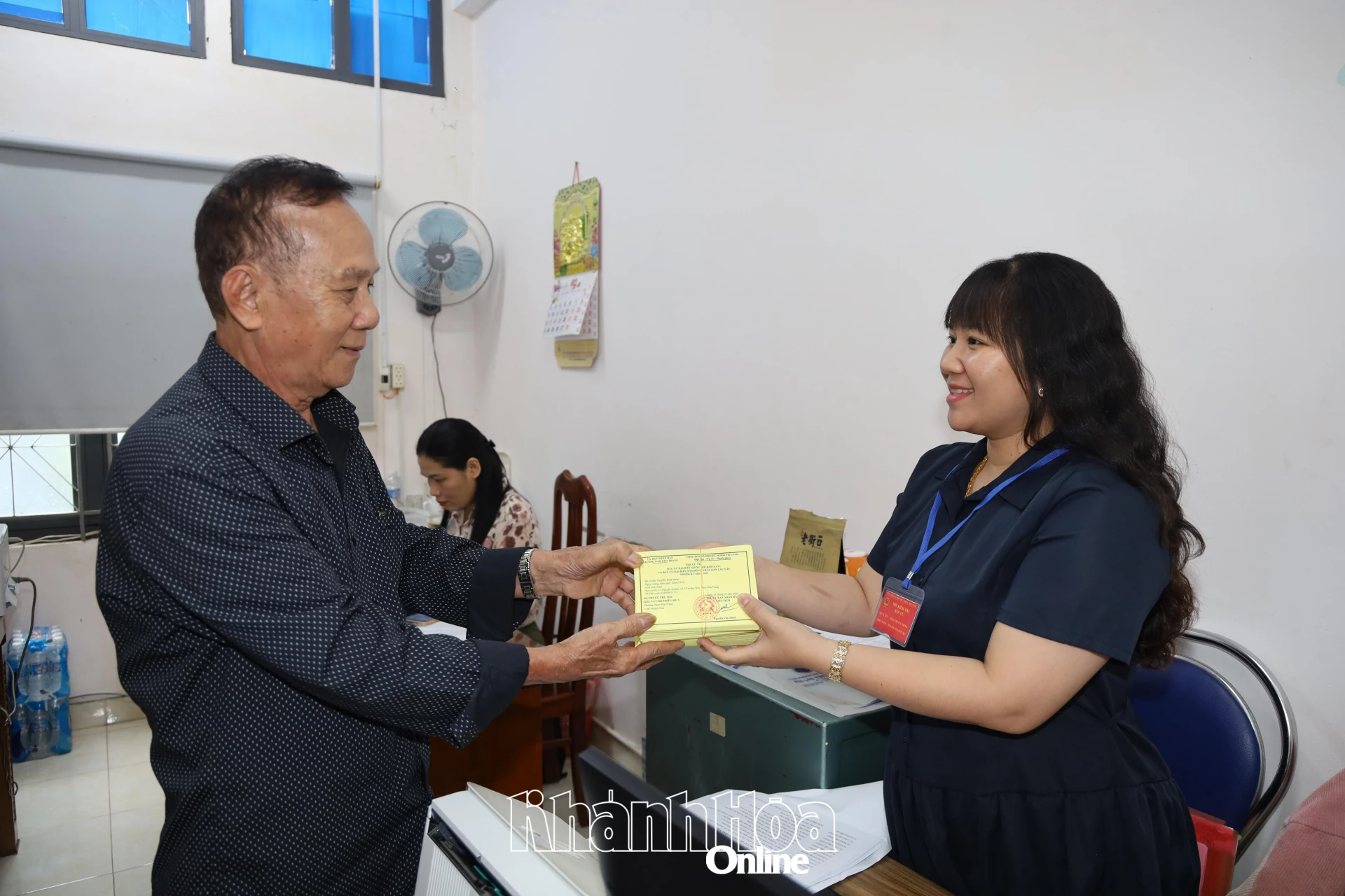 Thành viên Tổ giúp việc Ủy ban Bầu cử phường Nam Nha Trang 
bàn giao thẻ cử tri cho các tổ bầu cử.
