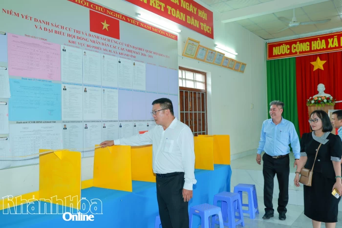 Trưởng ban Tuyên giáo và Dân vận Tỉnh ủy Võ Hoàn Hải kiểm tra công tác chuẩn bị bầu cử tại 3 xã khu vực Khánh Vĩnh