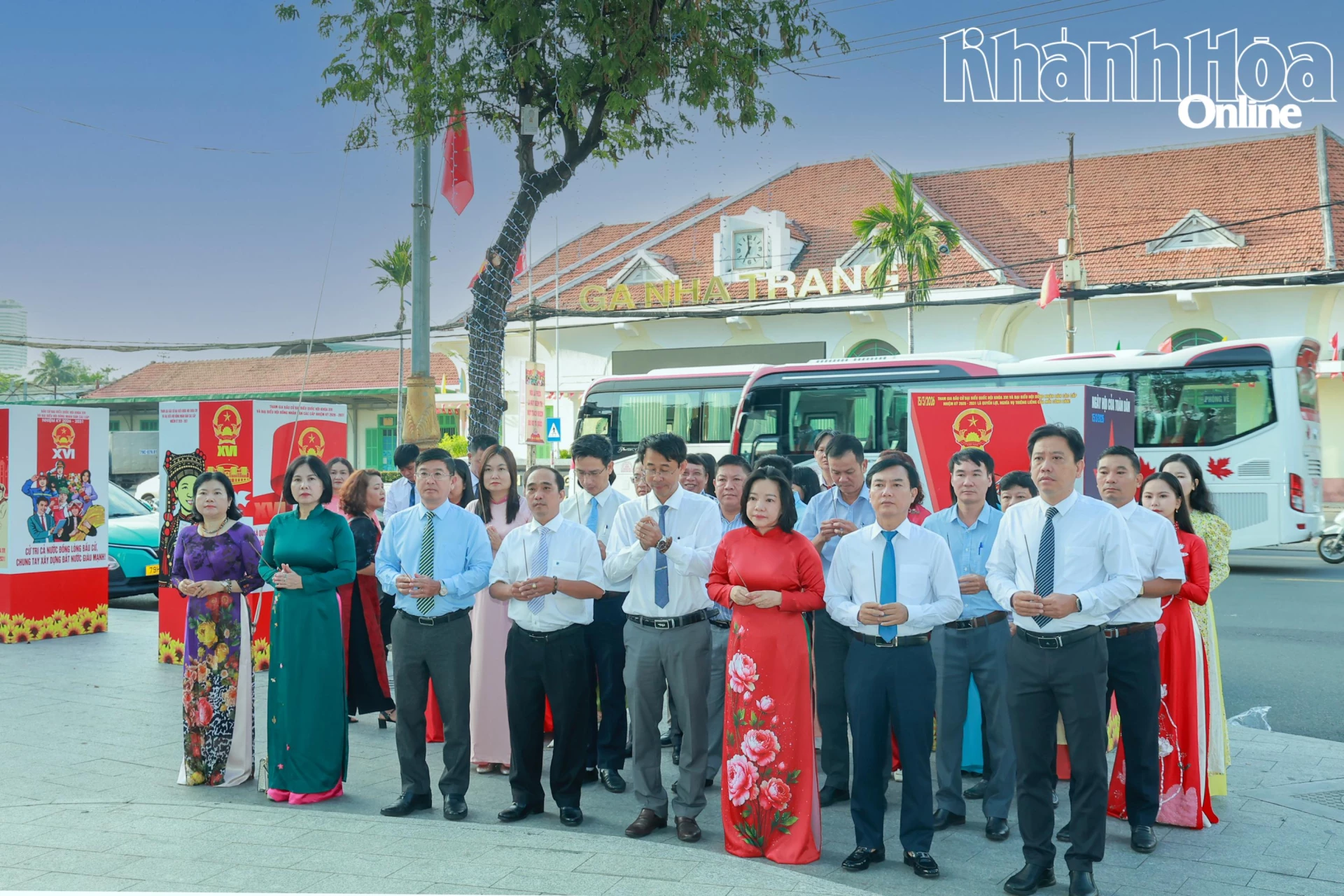 Các đại biểu, đảng viên, quần chúng ưu tú dâng hương tại bia ghi danh những liệt sĩ hy sinh ở Mặt trận Nha Trang – Khánh Hòa.