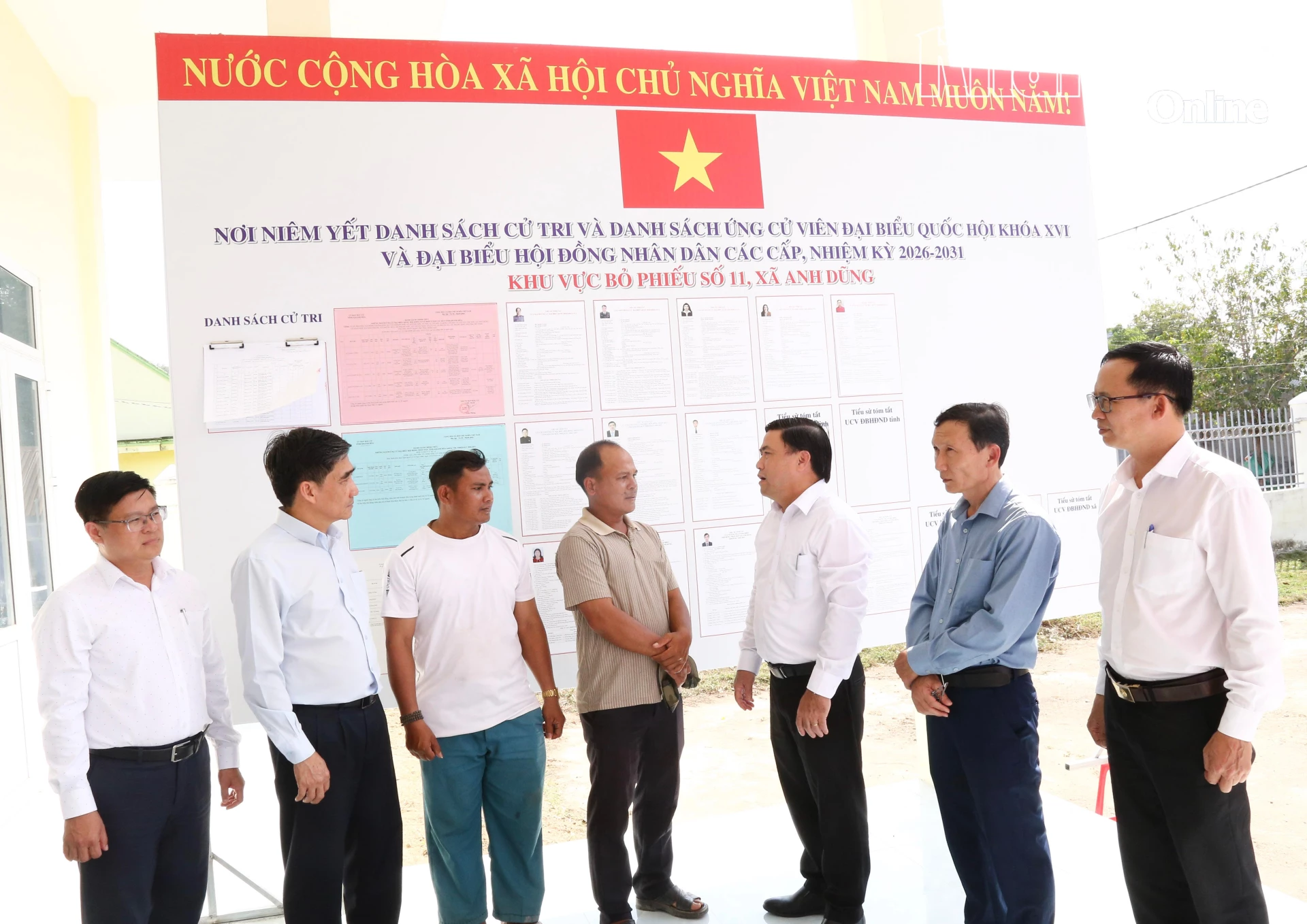 Đồng chí Lâm Đông trò chuyện với cử tri khi đi kiểm tra công tác chuẩn bị bầu cử tại Khu vực bỏ phiếu số 11 - xã Anh Dũng.