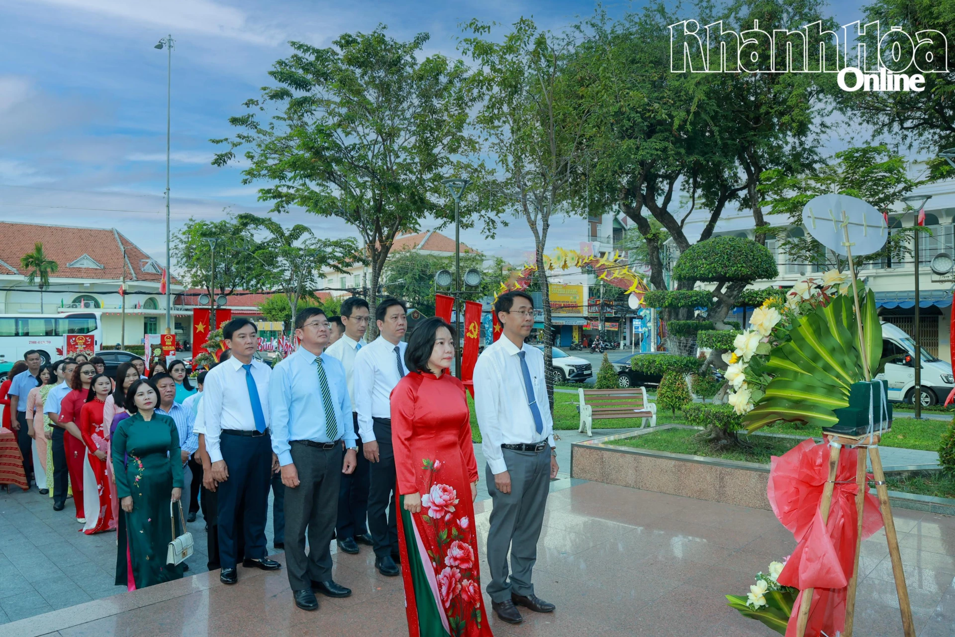 Các đại biểu, đảng viên, quần chúng ưu tú dâng hoa tại Tượng đài 23 tháng 10.