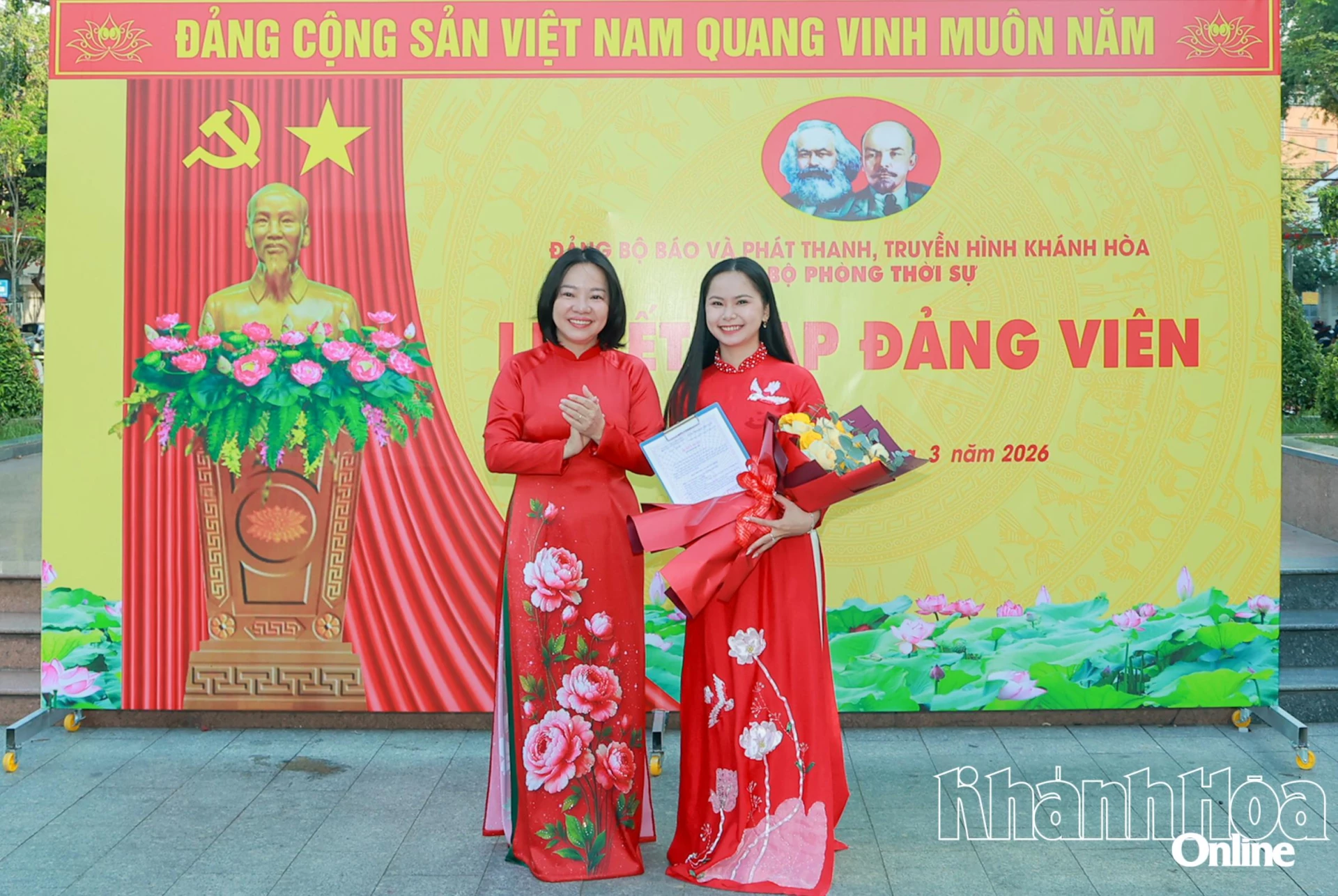 Đồng chí Thái Thị Lệ Hằng trao Quyết định, tặng hoa chúc mừng đảng viên mới Lê Thị Thanh Trà.